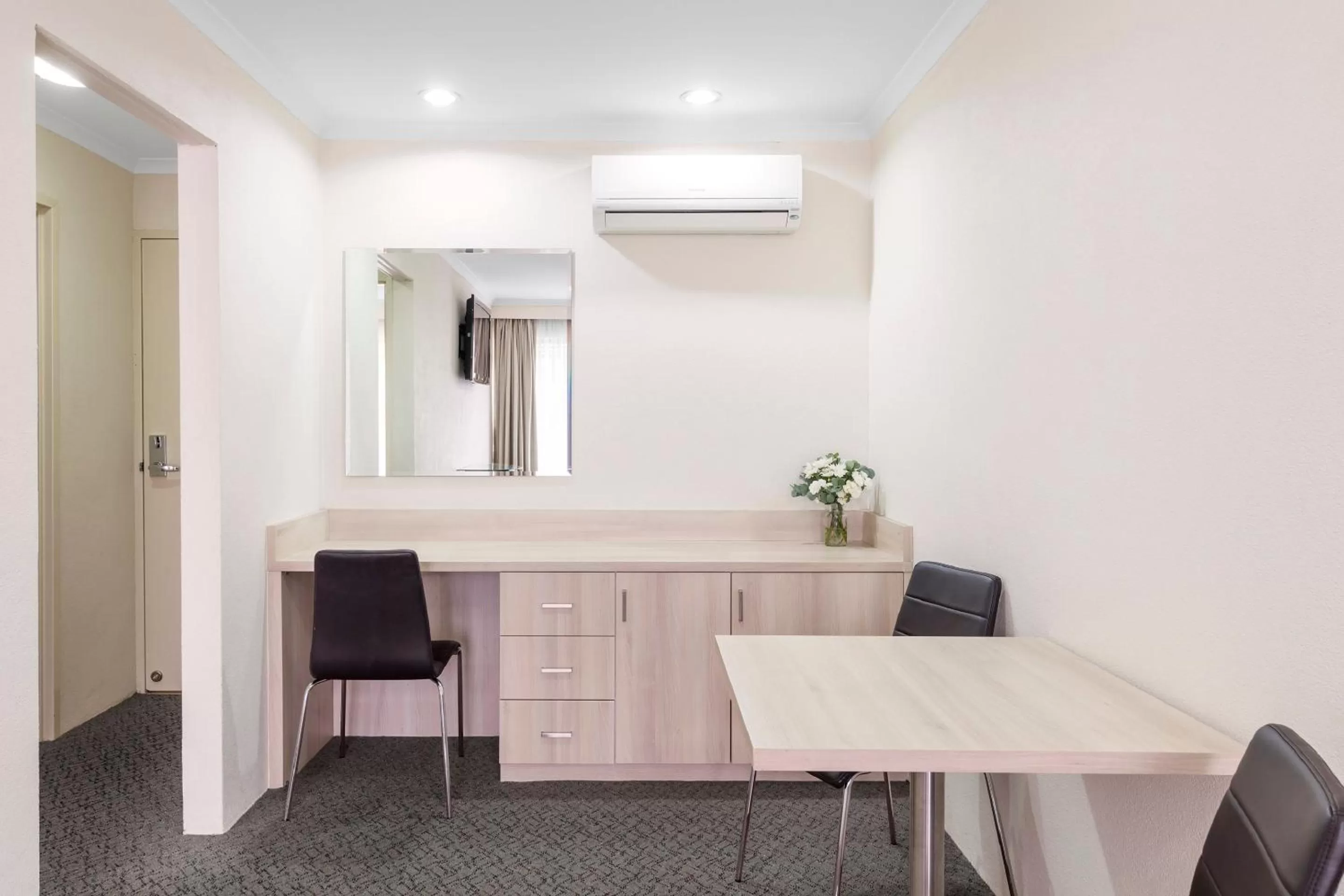 Living room in Garden City Hotel, Best Western Signature Collection