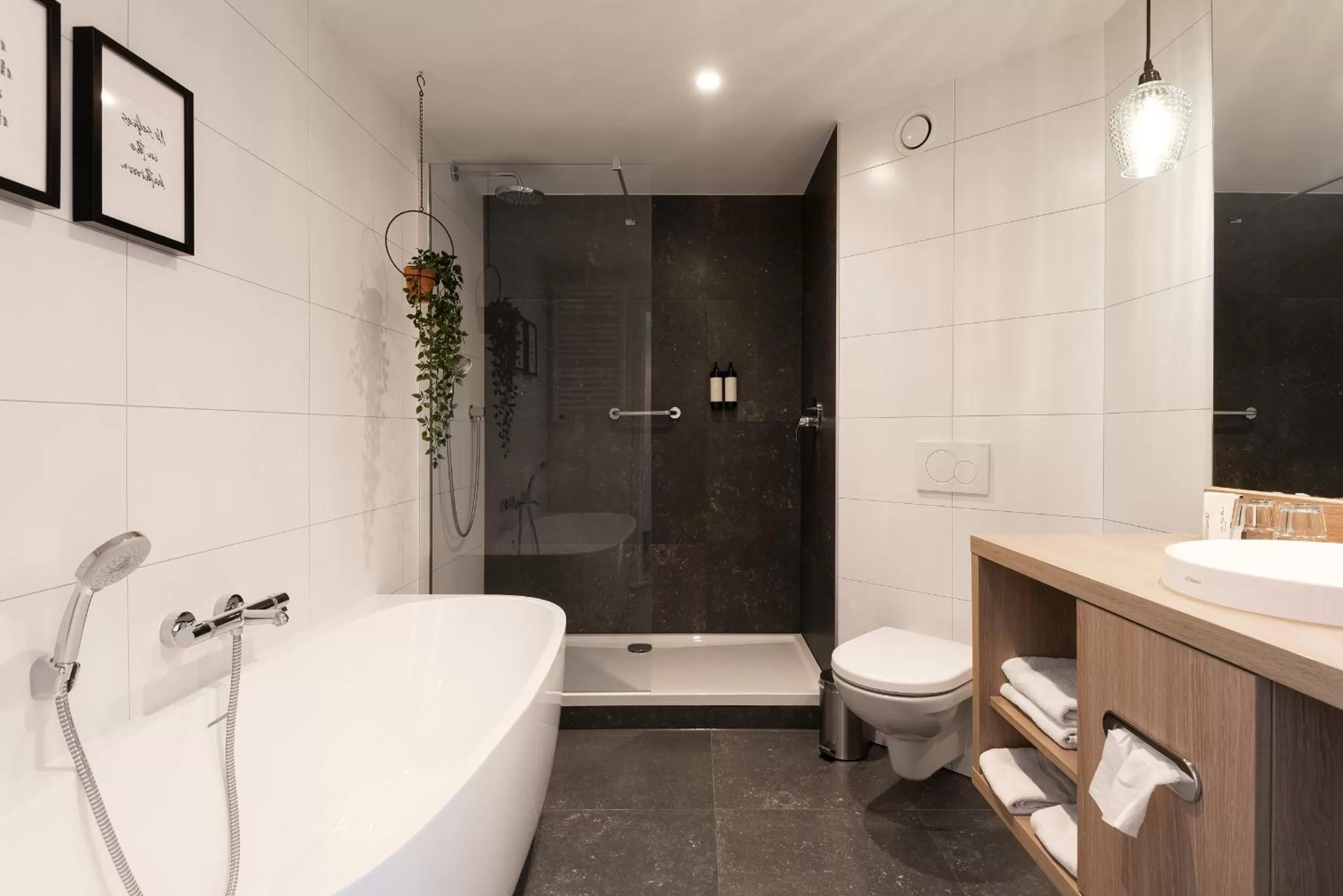 Bathroom in Ariane Hotel