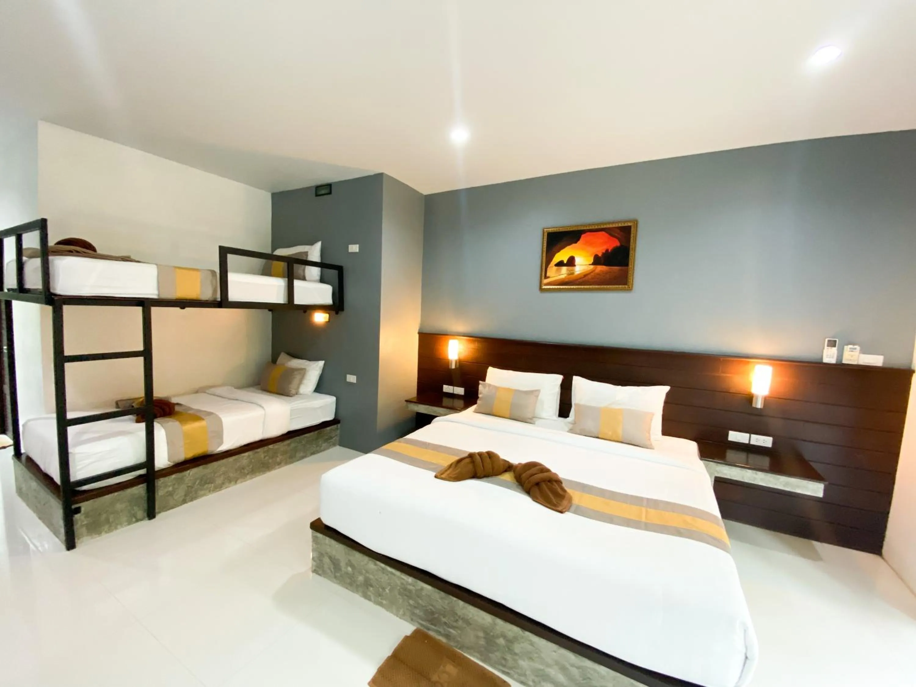 Photo of the whole room, Bed in Hatzanda Lanta Resort - SHA Extra Plus