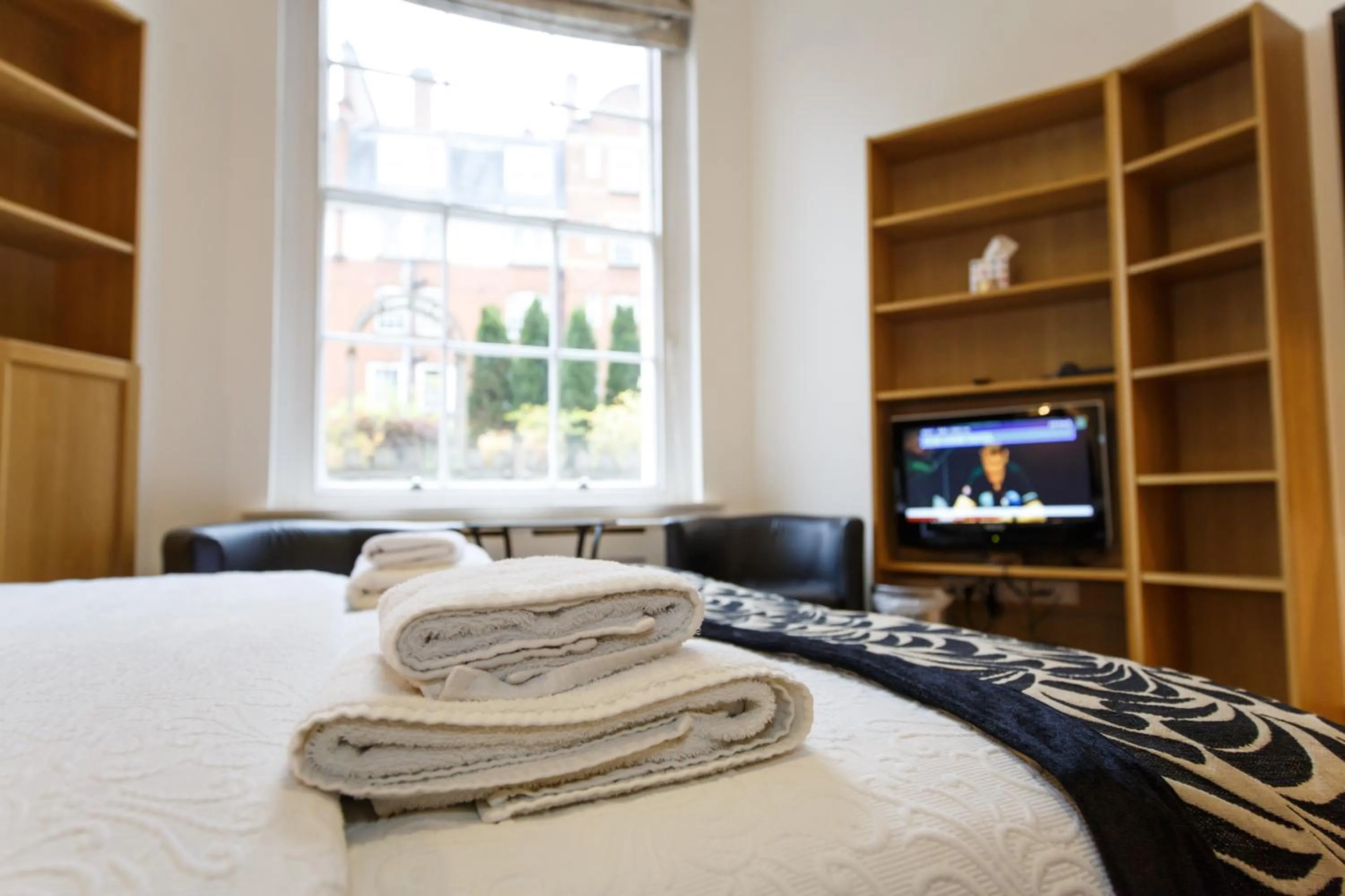 Bedroom, Bed in Studios2Let