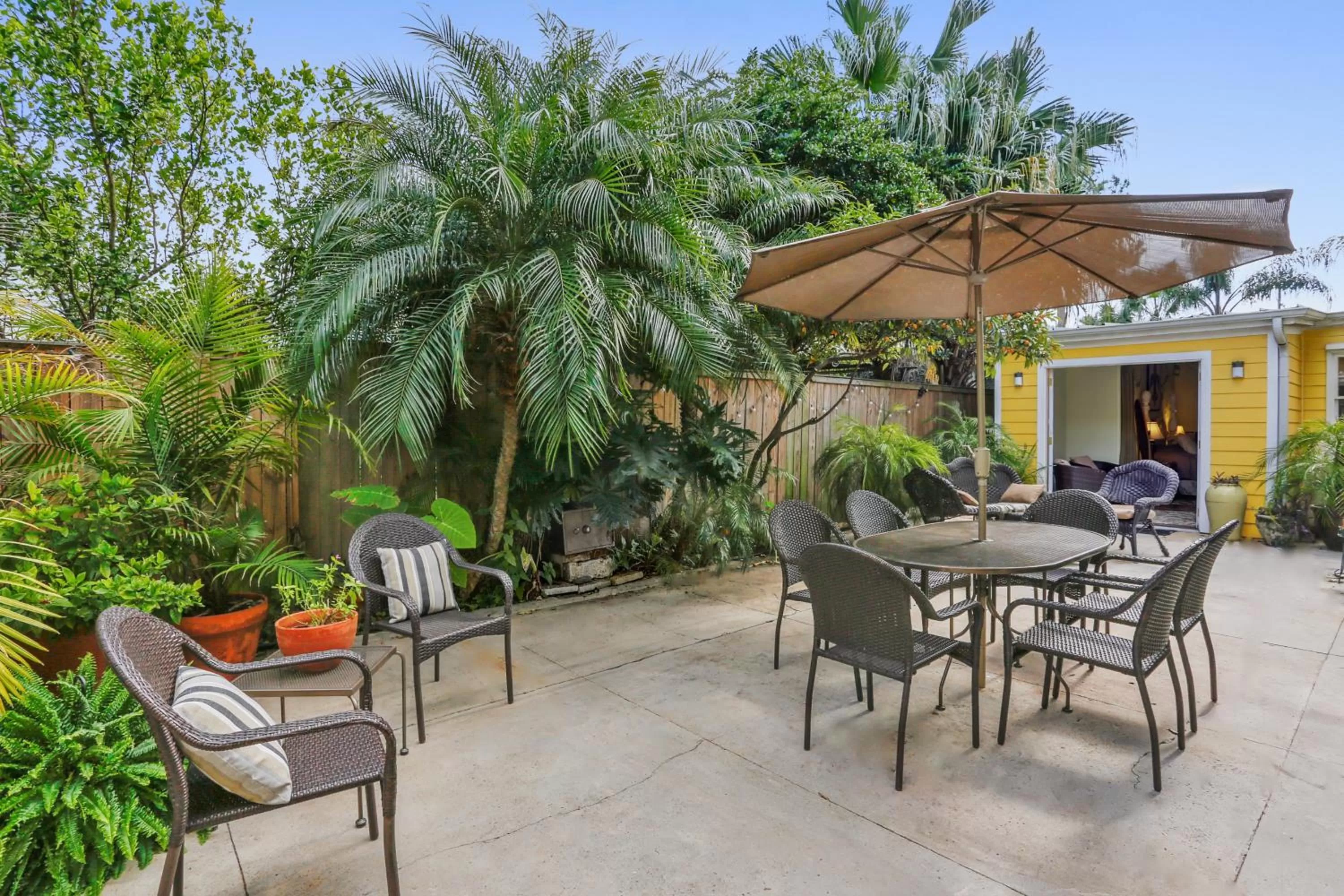 Patio in Auld Sweet Olive Bed and Breakfast