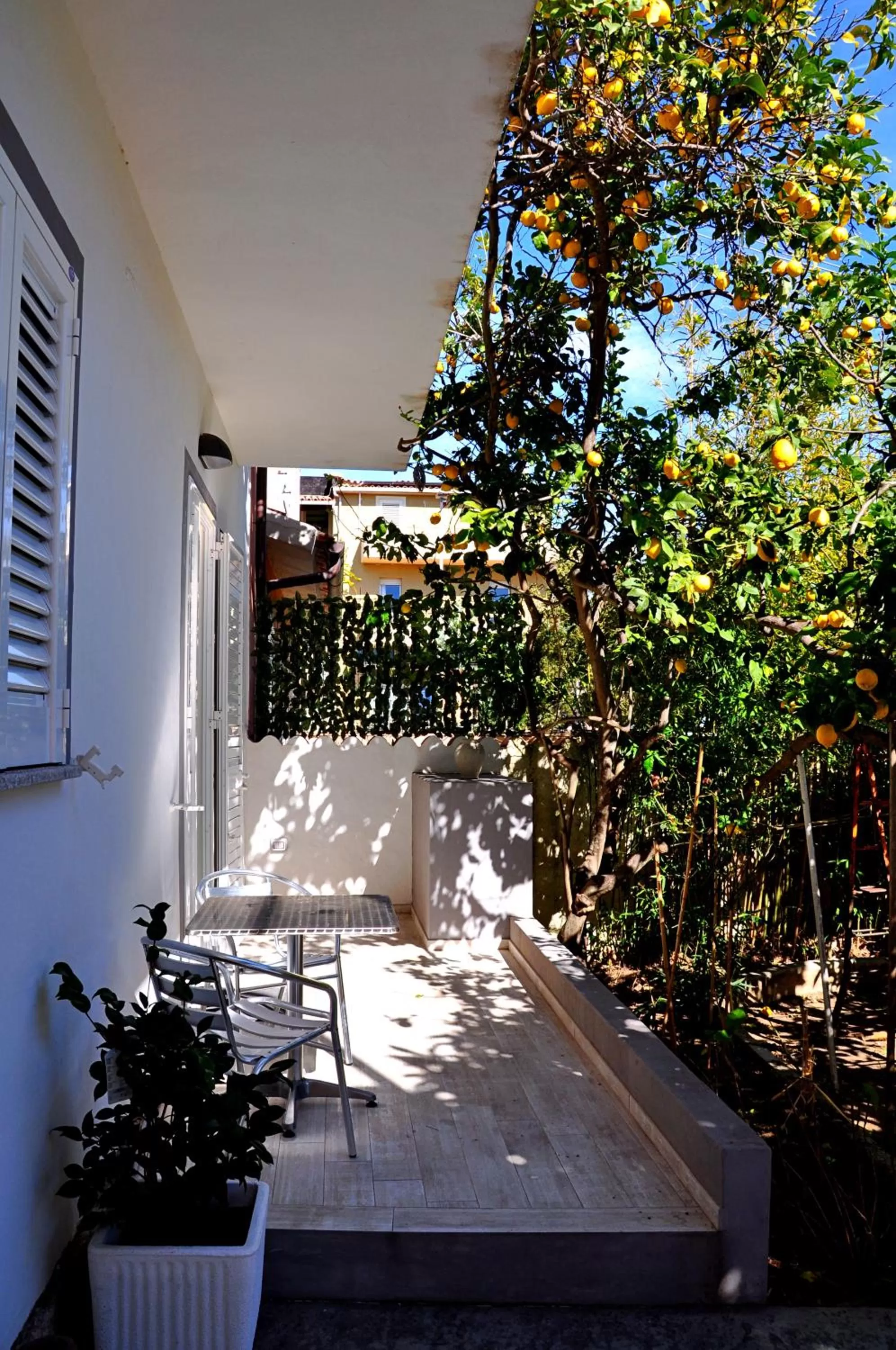 Patio in B&B Les Chambres Rooms & Suite