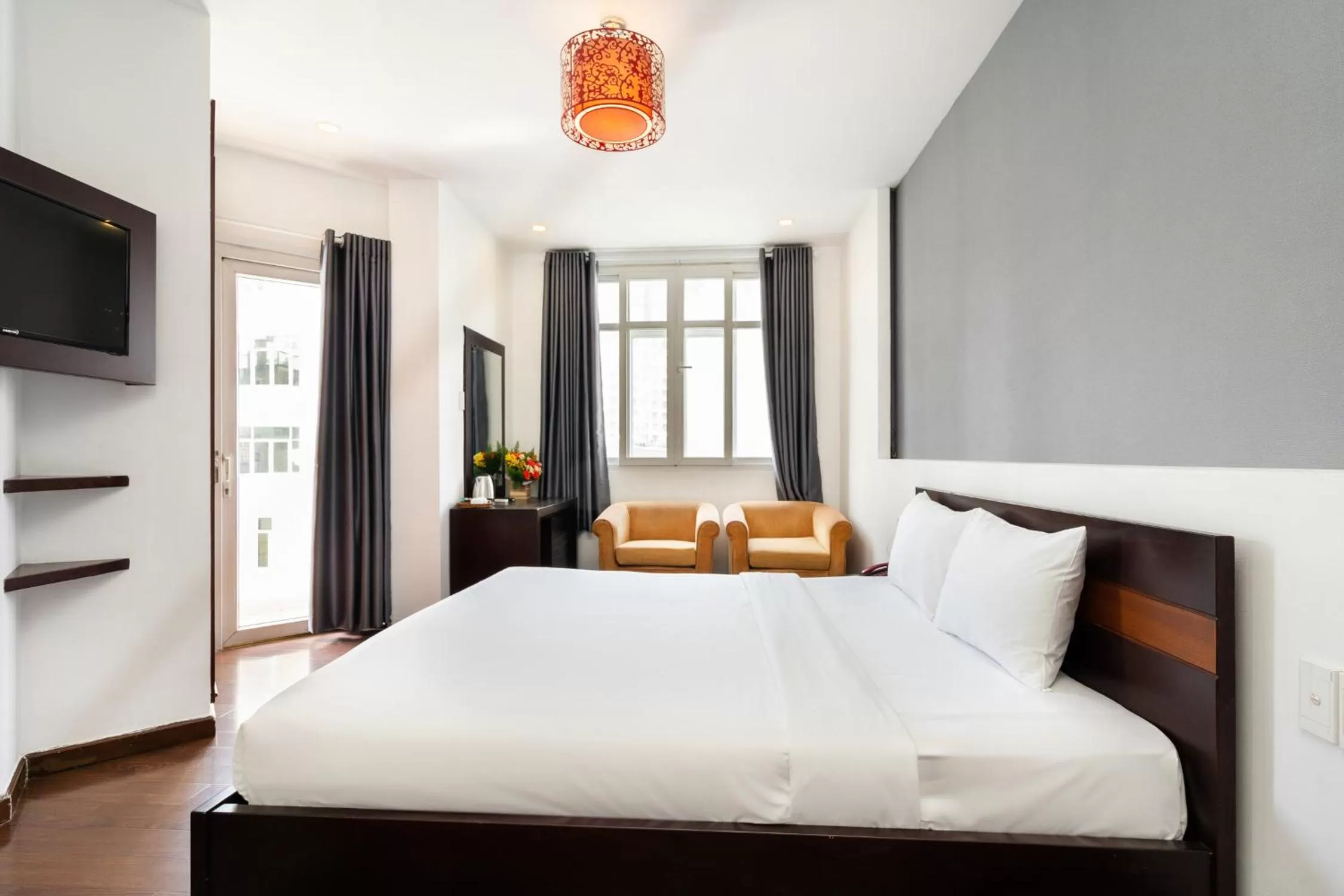 Photo of the whole room, Bed in A&A Toronto Hotel