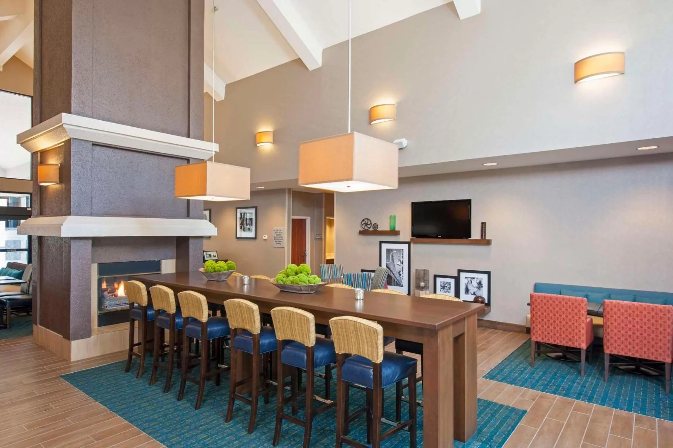 Communal lounge/ TV room in Hampton Inn & Suites South Bend