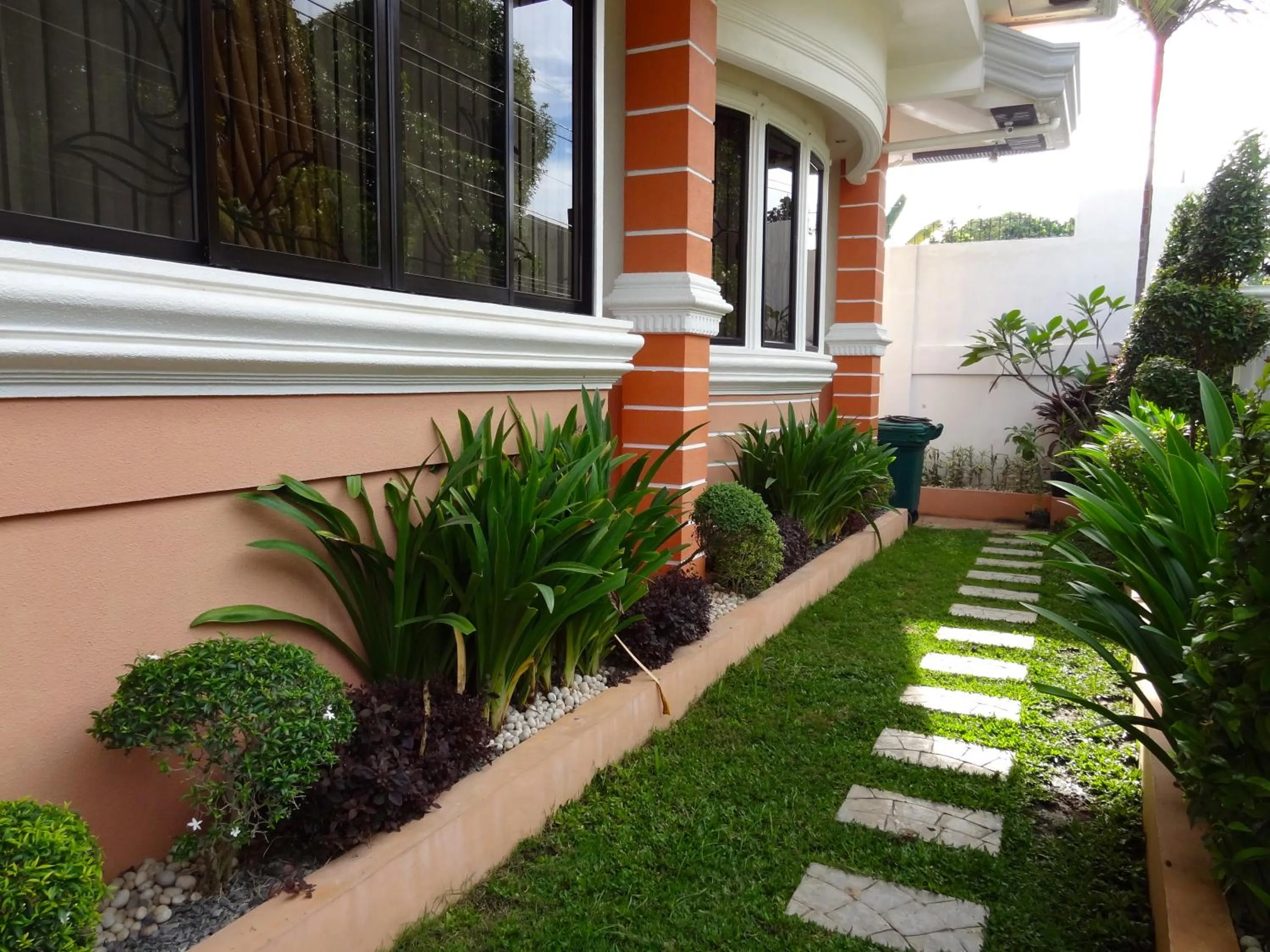 The Executive Villa Inn & Suites