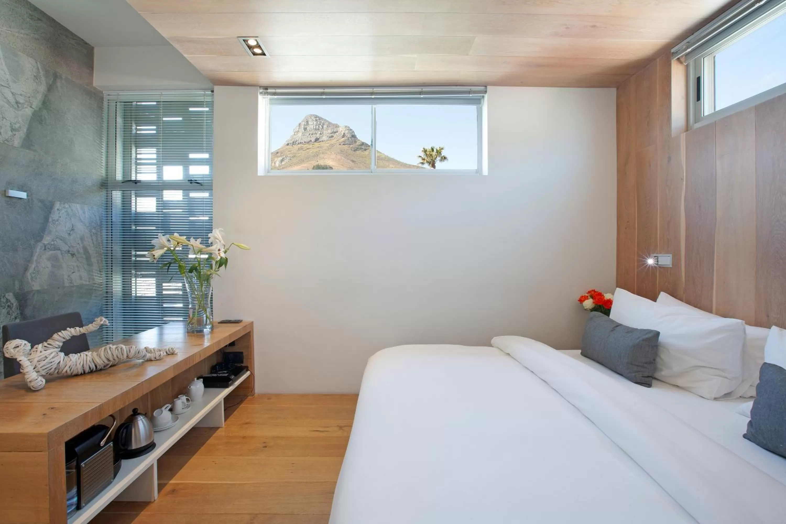 Mountain view, Bed in POD Camps Bay by The Oyster Collection
