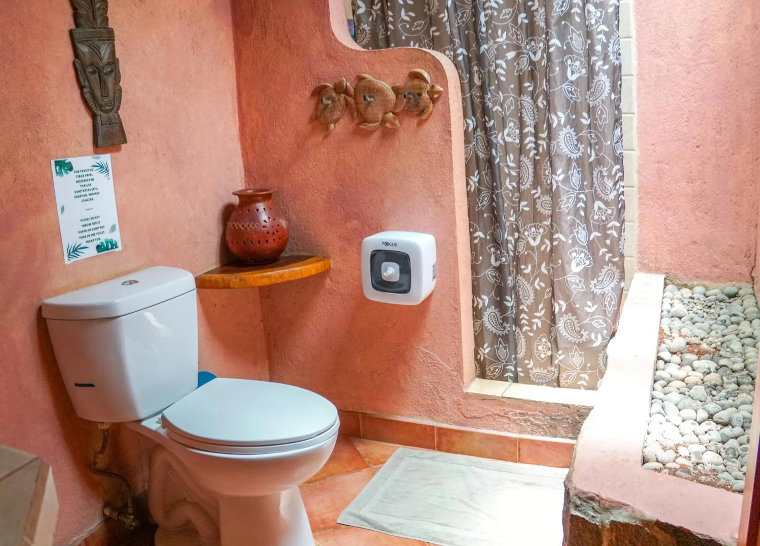 Toilet in Hotel Boruca Tamarindo