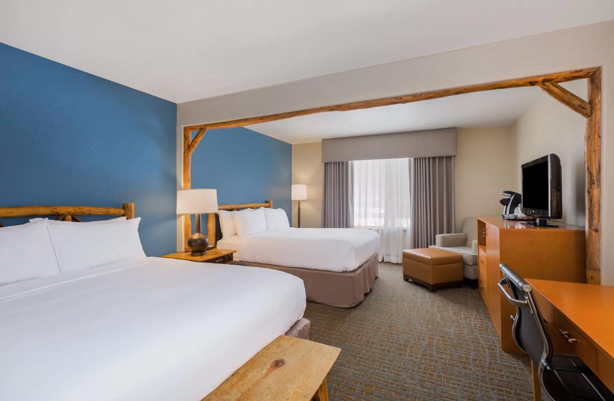 Photo of the whole room, Bed in Holiday Inn Resort The Lodge at Big Bear Lake by IHG