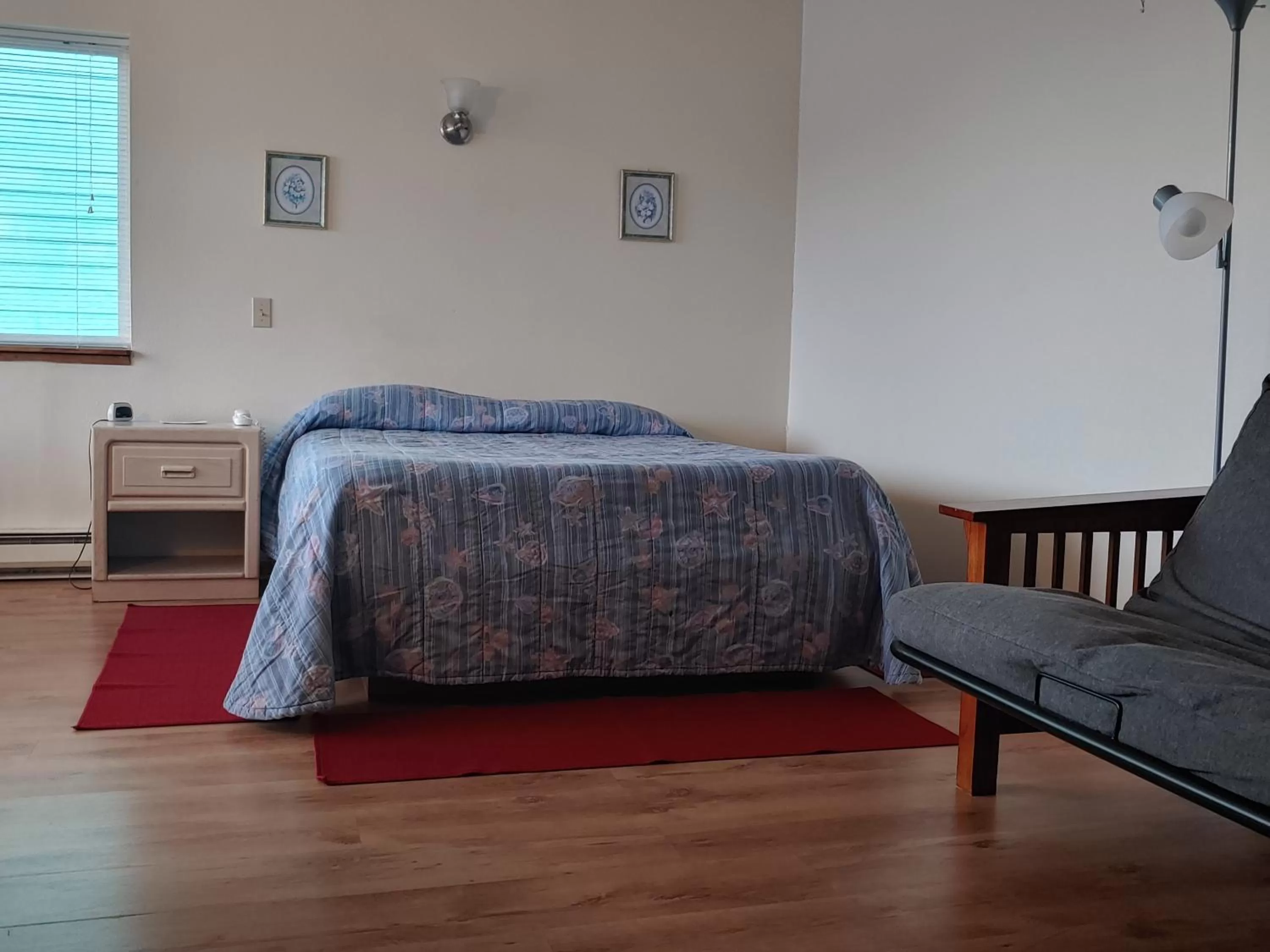 Bed in The Dublin House Motel