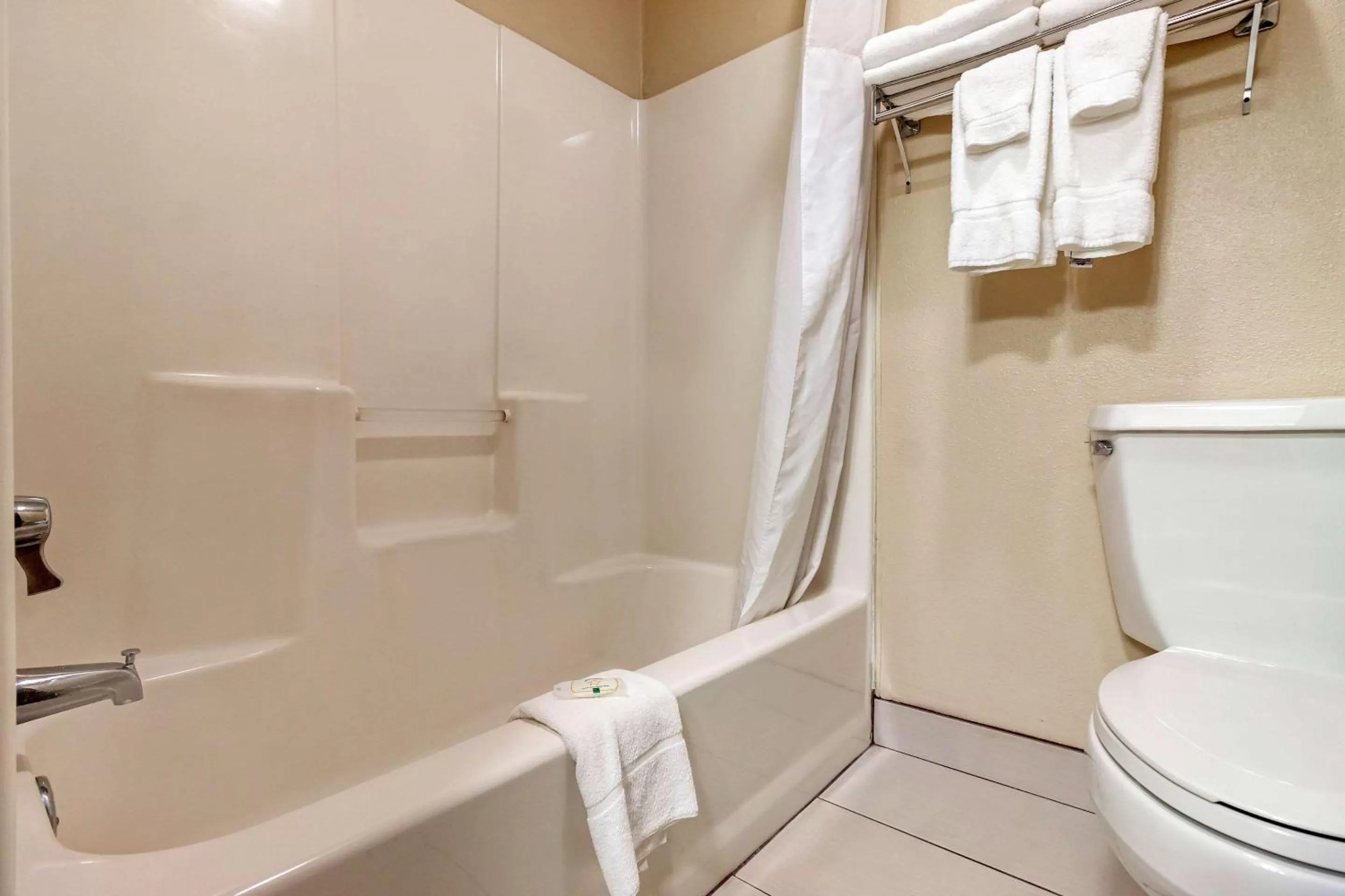 Photo of the whole room in Quality Inn Hays I-70