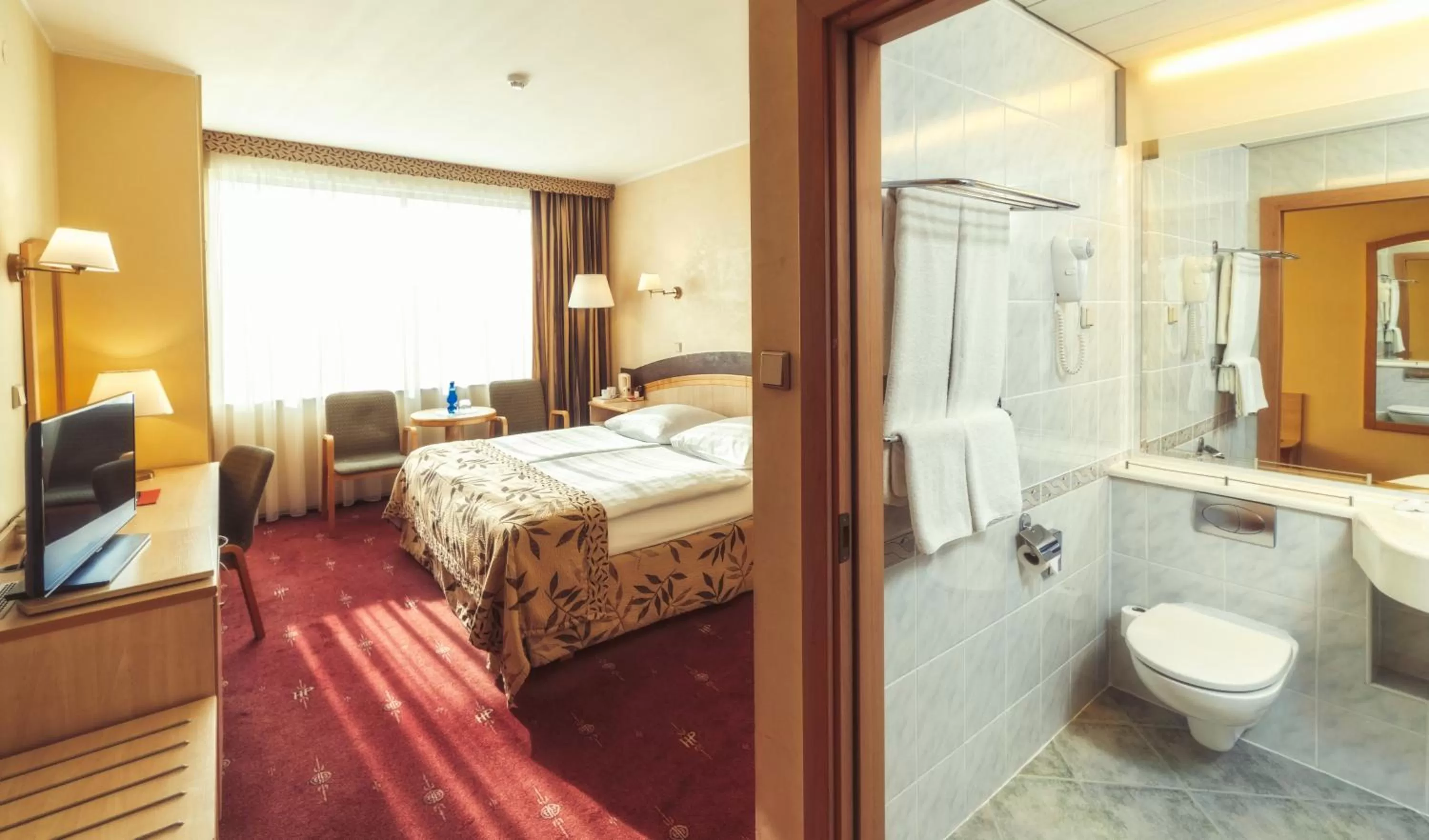 Bathroom, Bed in HP Park Plaza