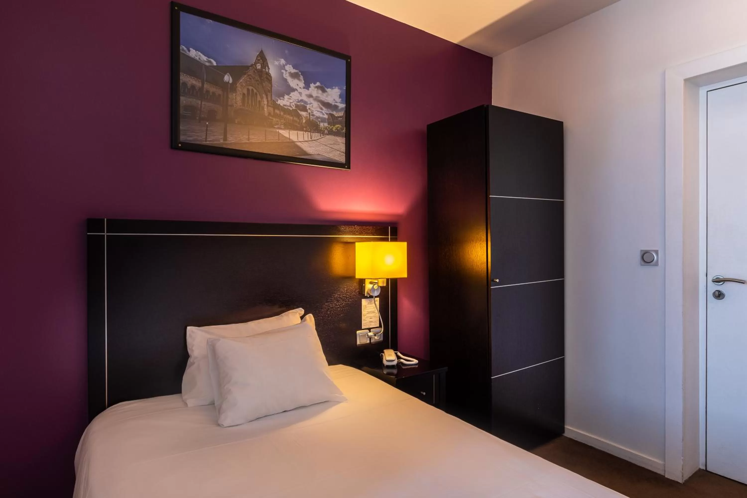 Bed in Hôtel Le Mondon Metz