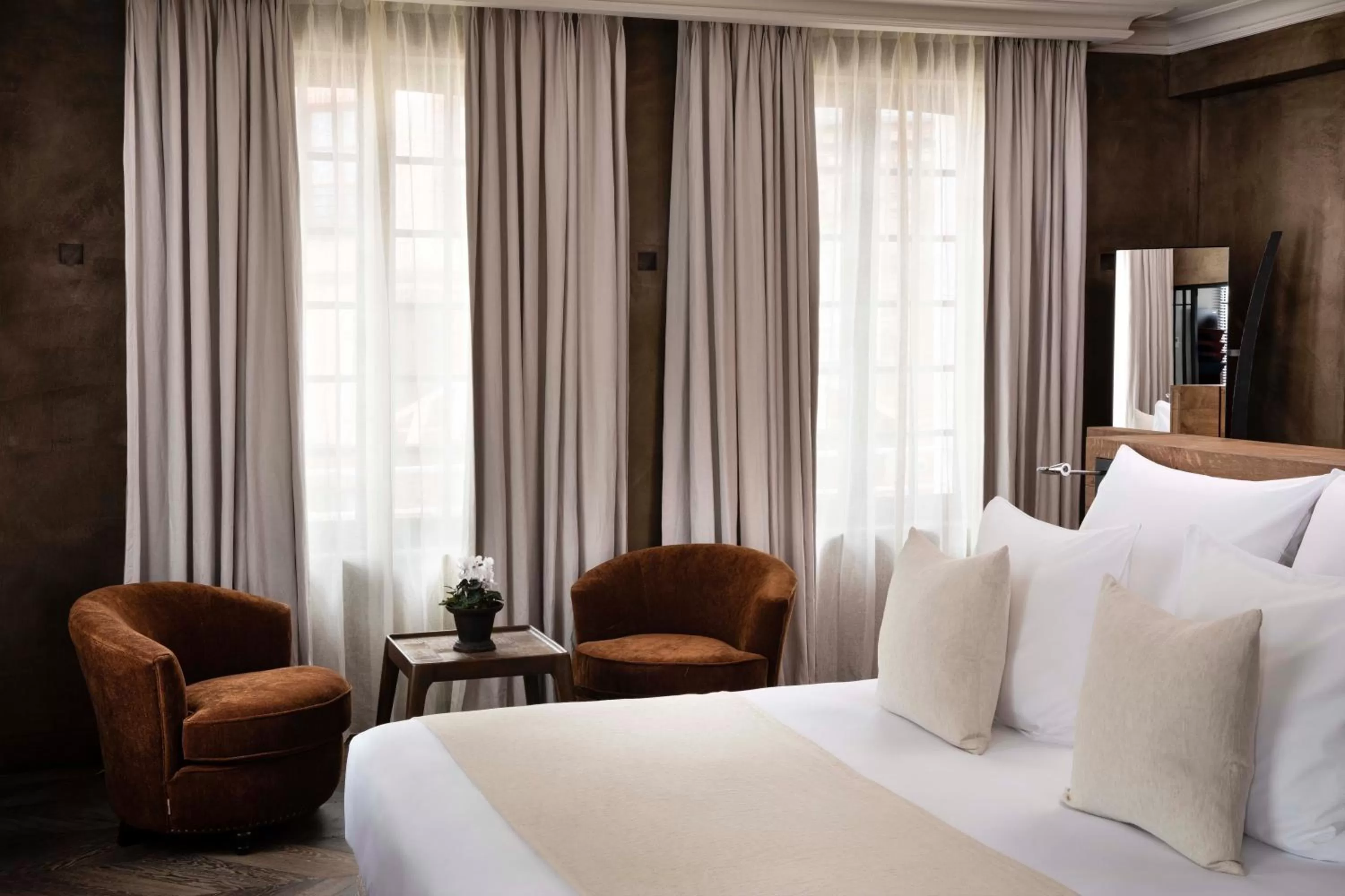 Seating area, Bed in Hôtel Saint-Delis - La Maison du Peintre - Relais & Châteaux