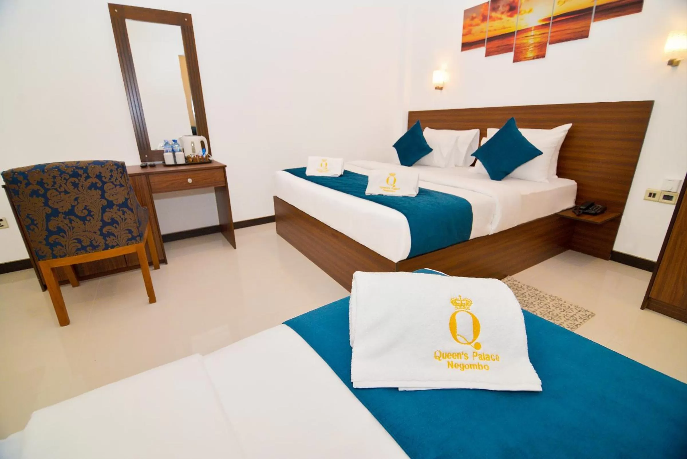 Photo of the whole room, Bed in Negombo New Queen's Palace