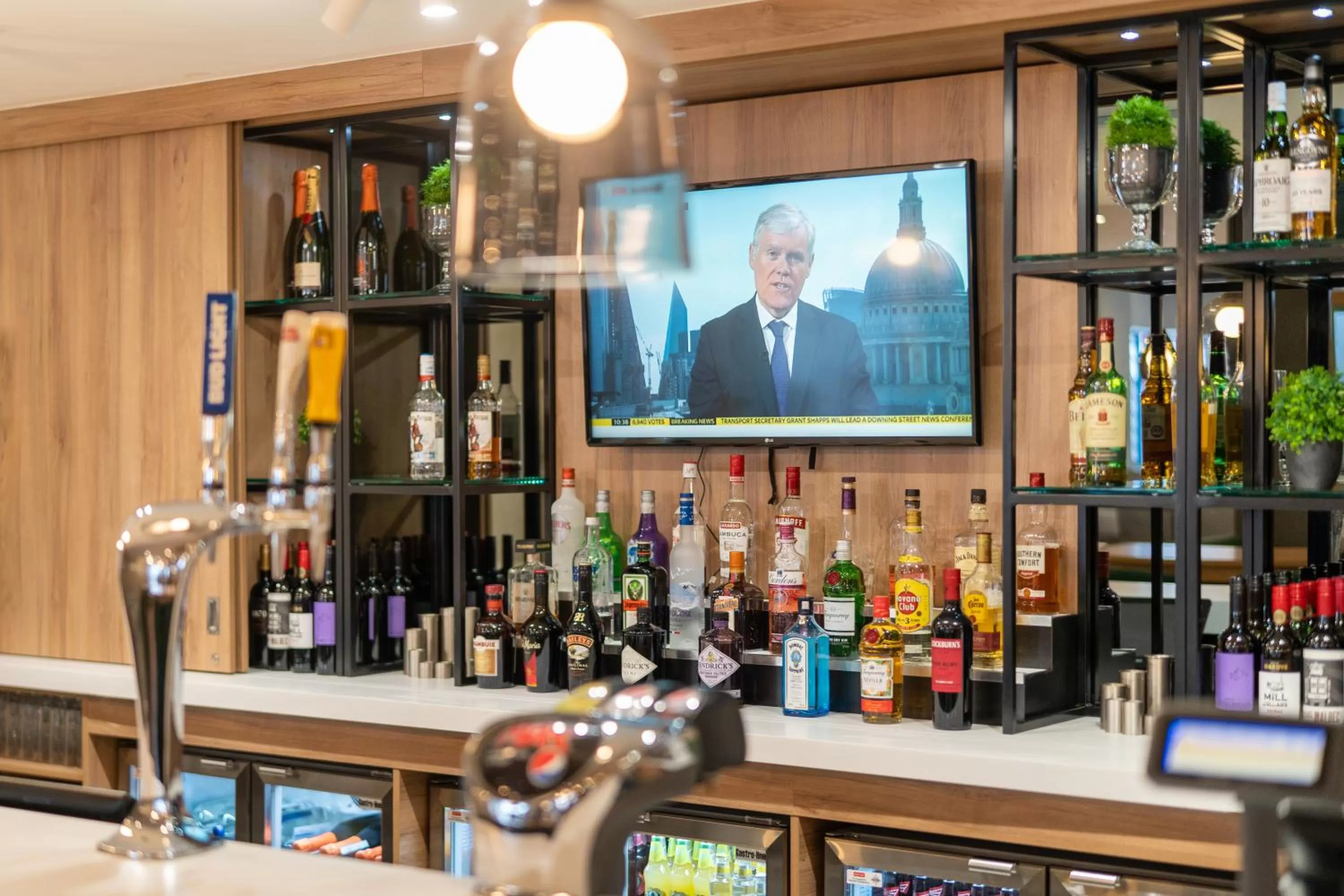 Lounge or bar in Holiday Inn Gloucester - Cheltenham by IHG