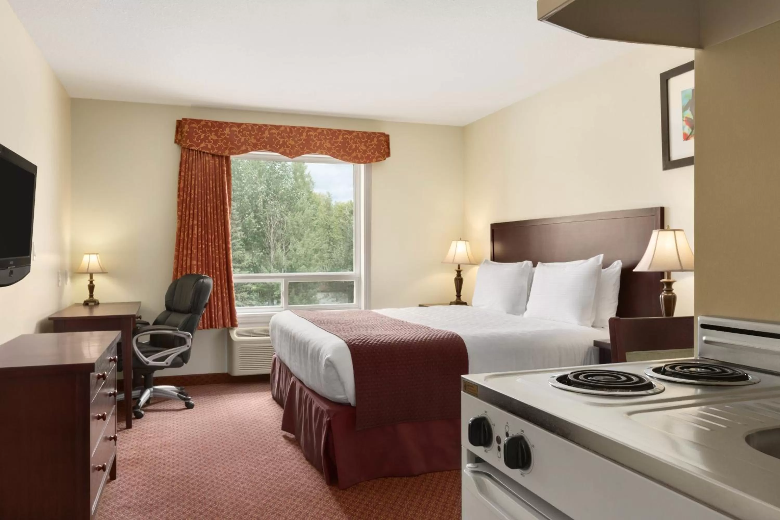 Bedroom, Bed in Days Inn by Wyndham Chetwynd