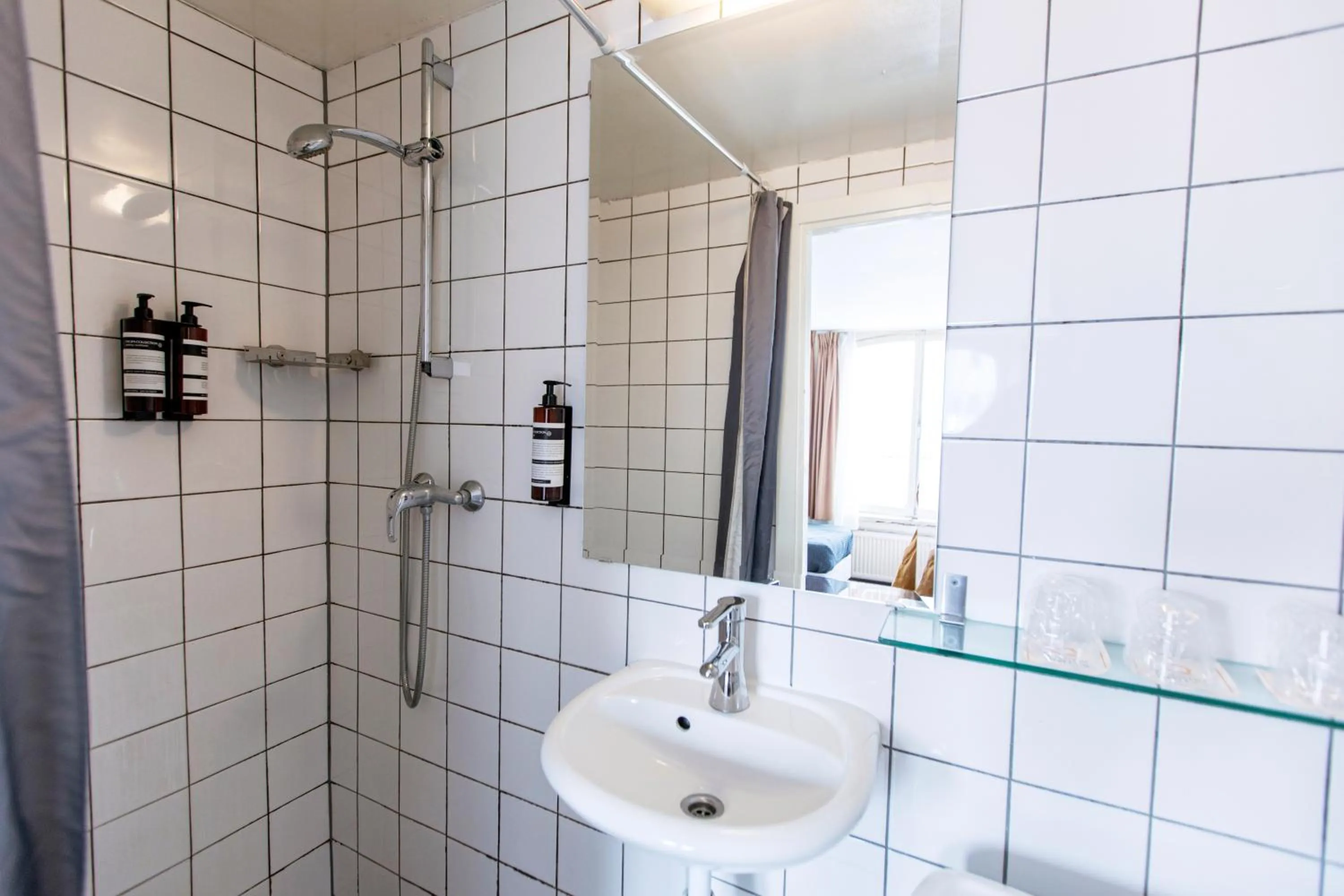 Shower in Quentin Arrive Hotel