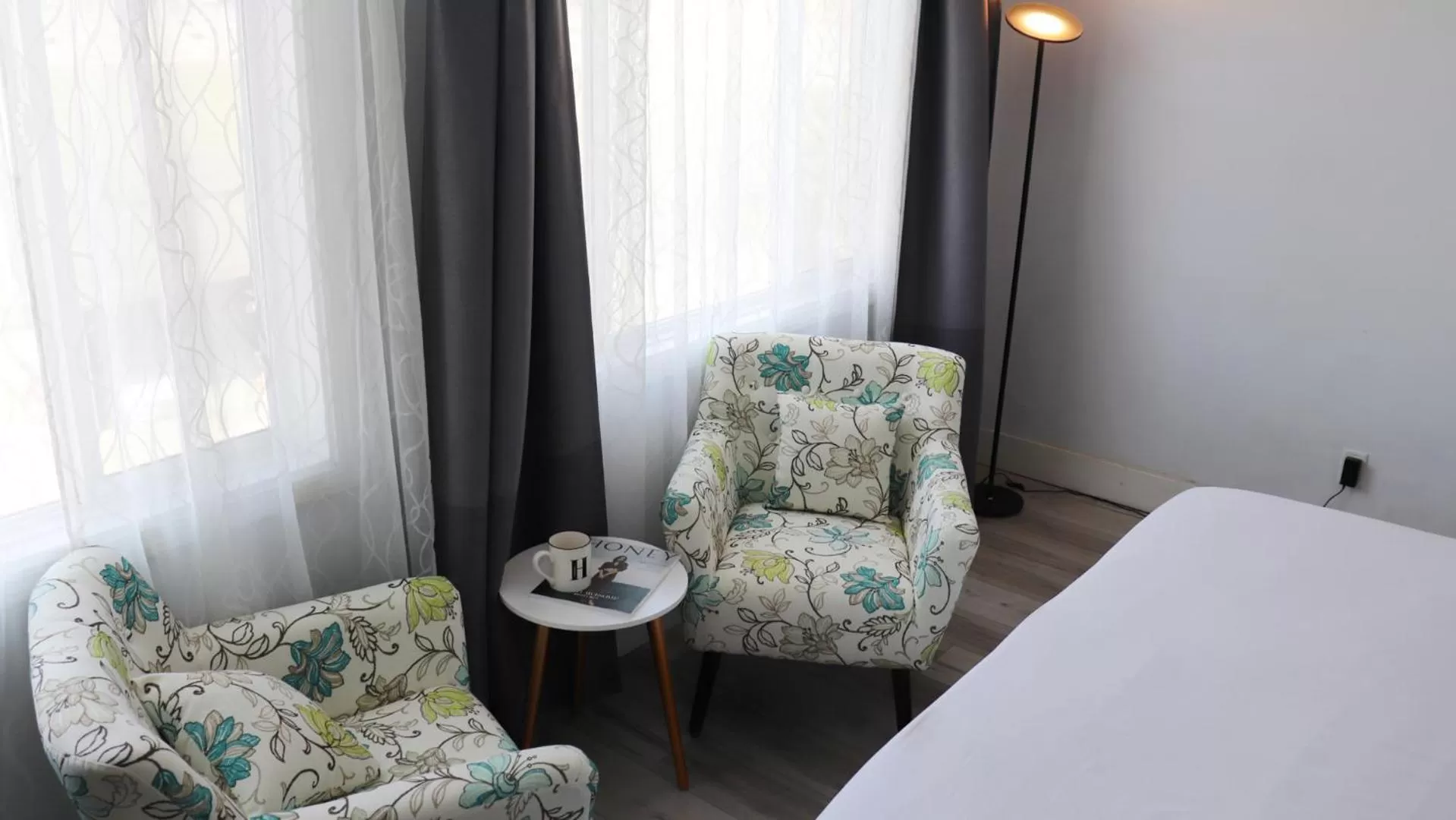 Seating area, Bed in Hometel Suites