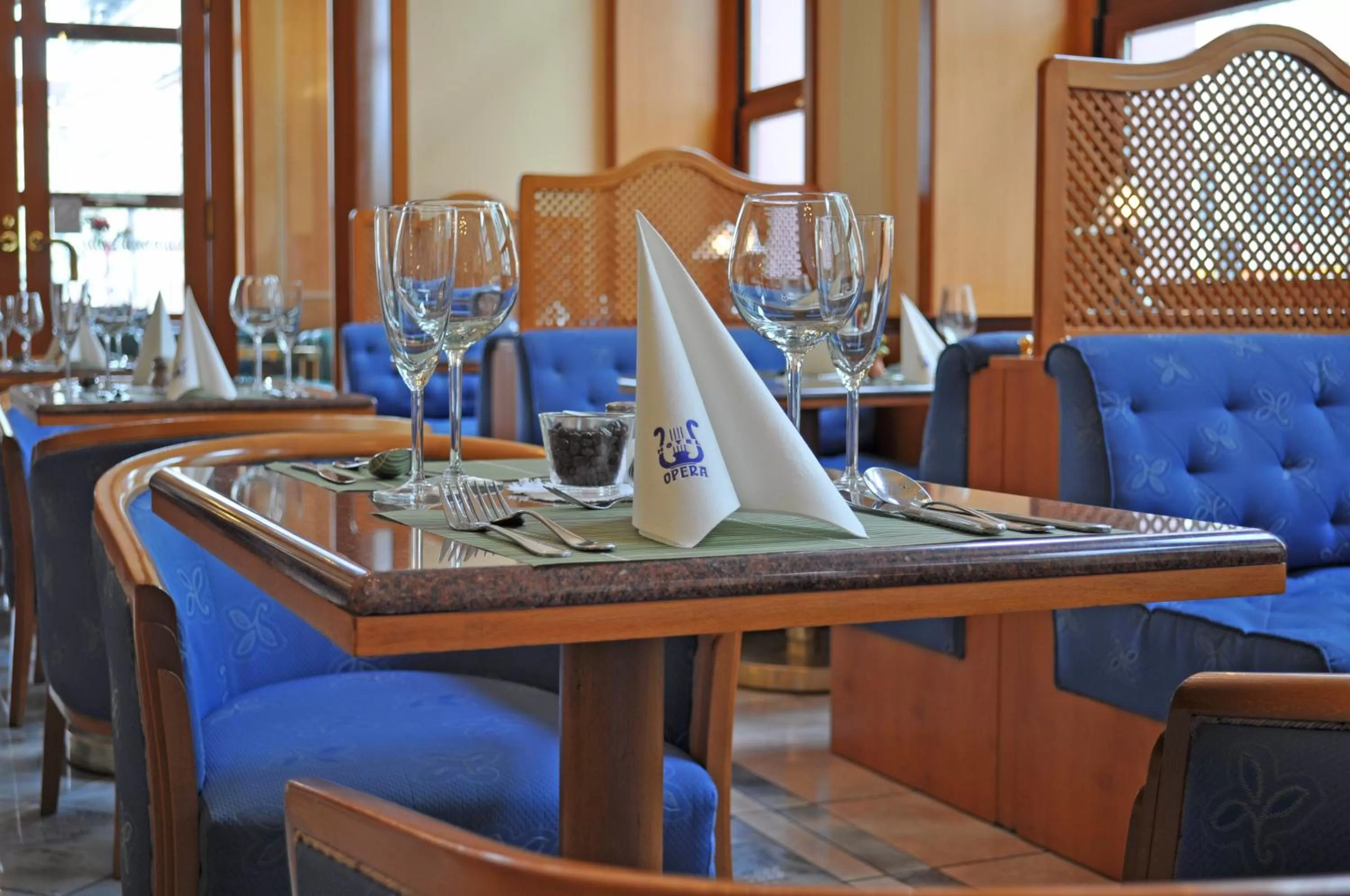 Restaurant/places to eat in Hotel Opera