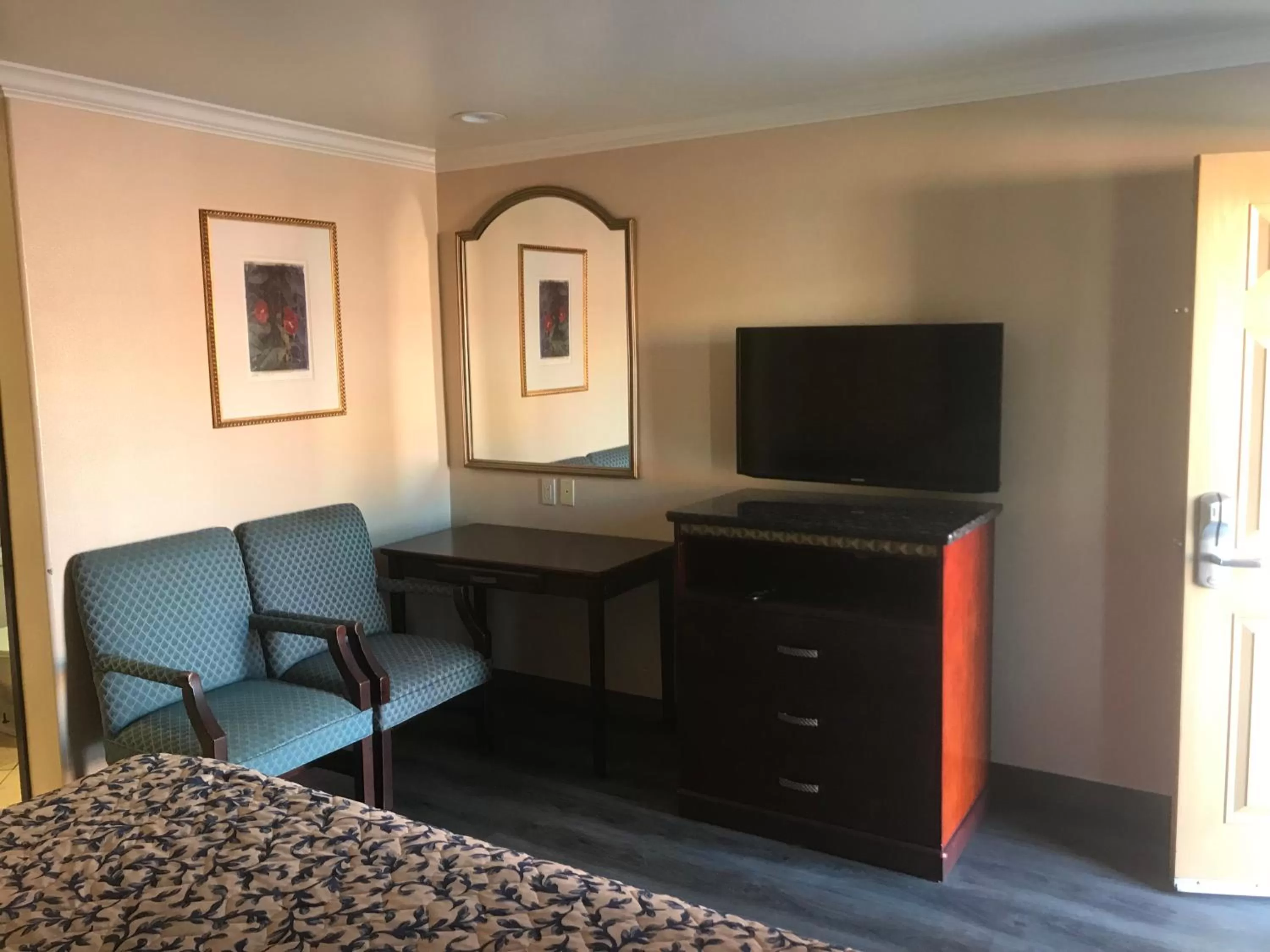 TV/Entertainment Center in Hyland Motel