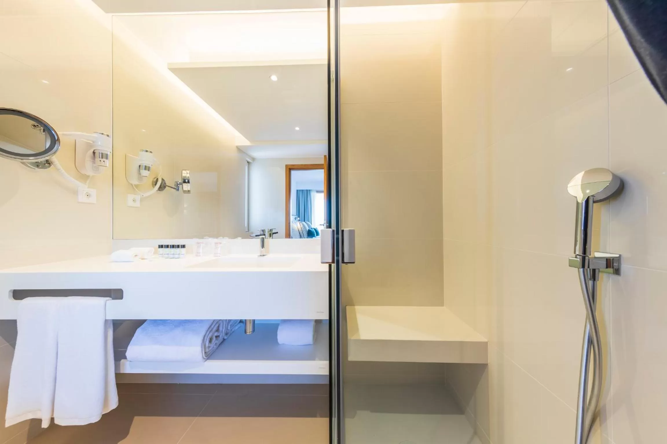 Shower, Bed in The Patio Suite Hotel