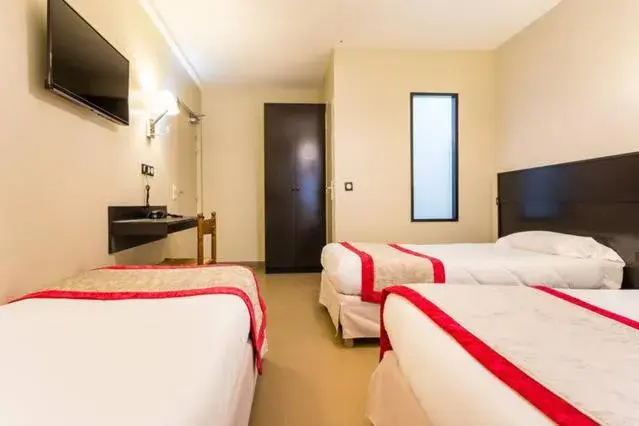 Quadruple Room with Private Bathroom - Ground Floor in Bonséjour Montmartre Quadruple Room with Private Bathroom - Ground Floor in Bonséjour Montmartre