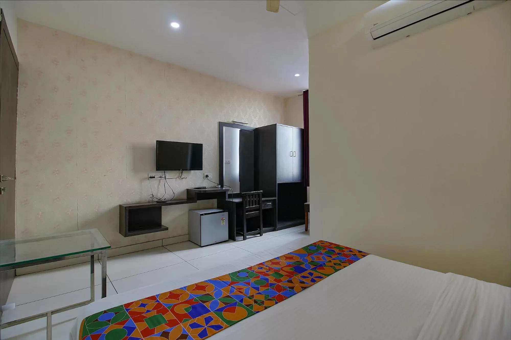 Bed, TV/Entertainment Center in FabHotel 4G