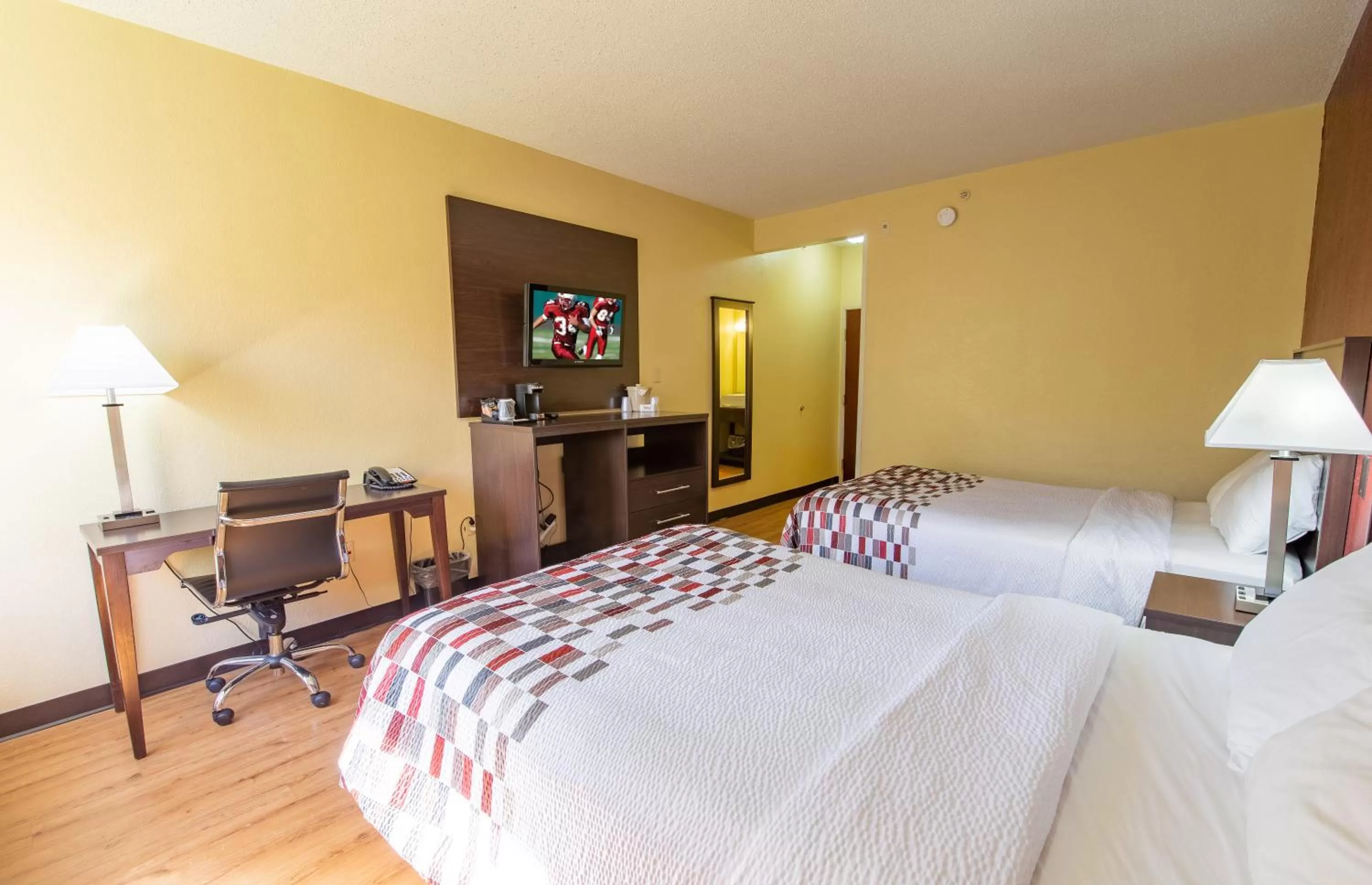 Photo of the whole room, Bed in Red Roof Inn & Suites Indianapolis Airport