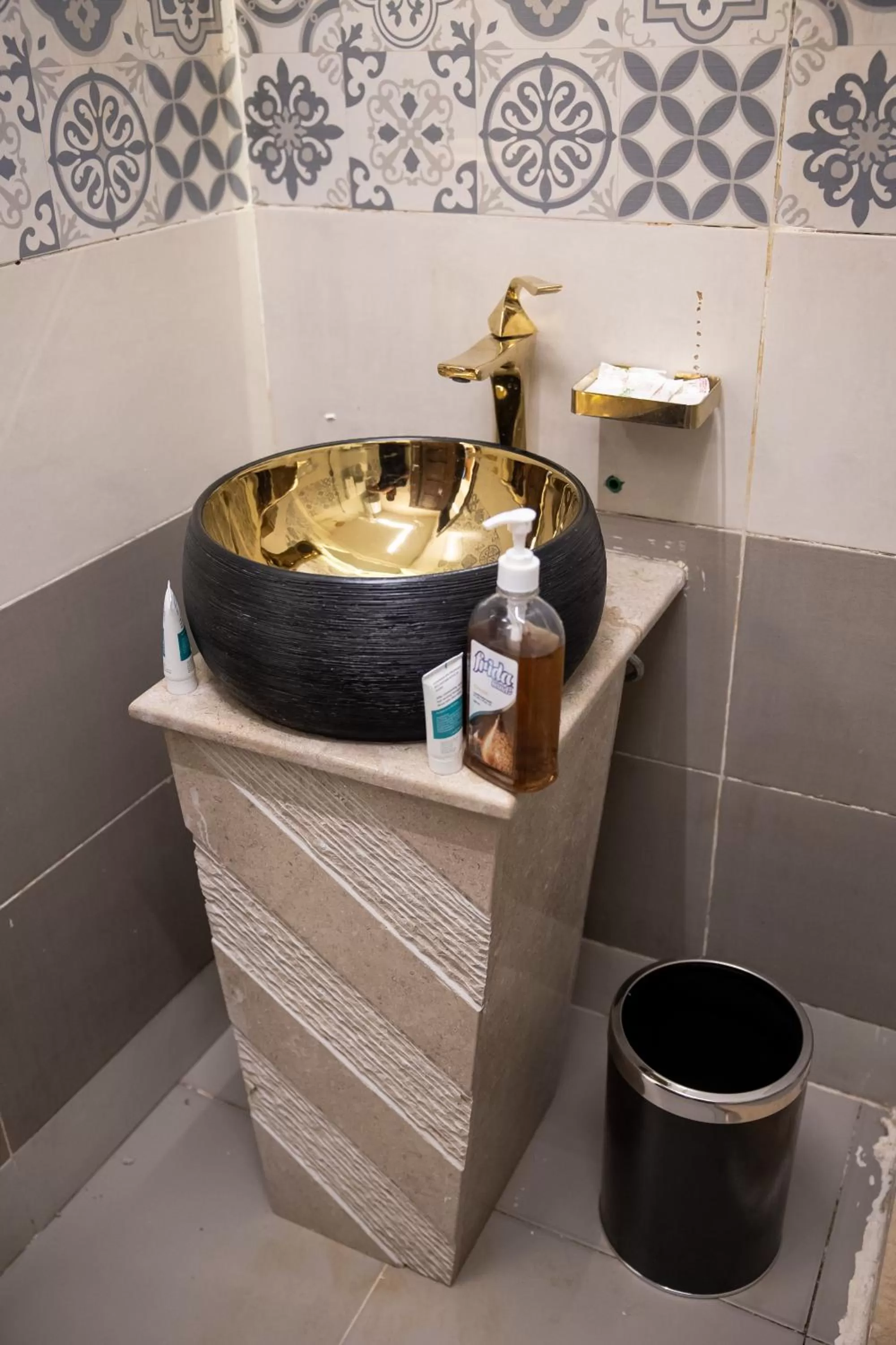 Bathroom in PANORAMA view pyramids