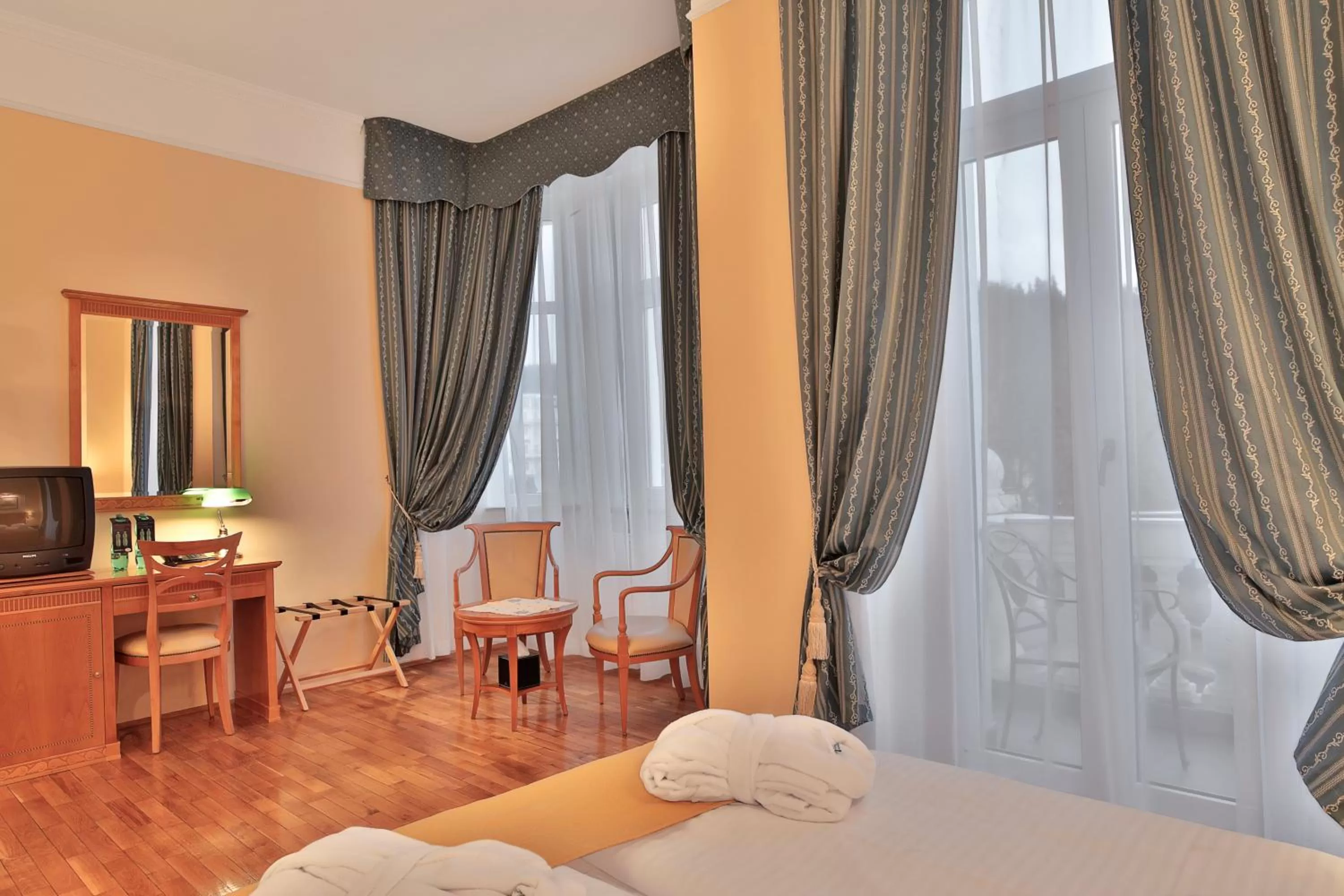 Seating area, Bed in Belvedere Wellness Hotel