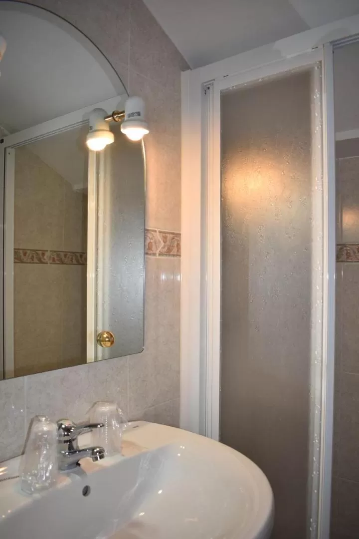 Bathroom in Hotel El Ancla