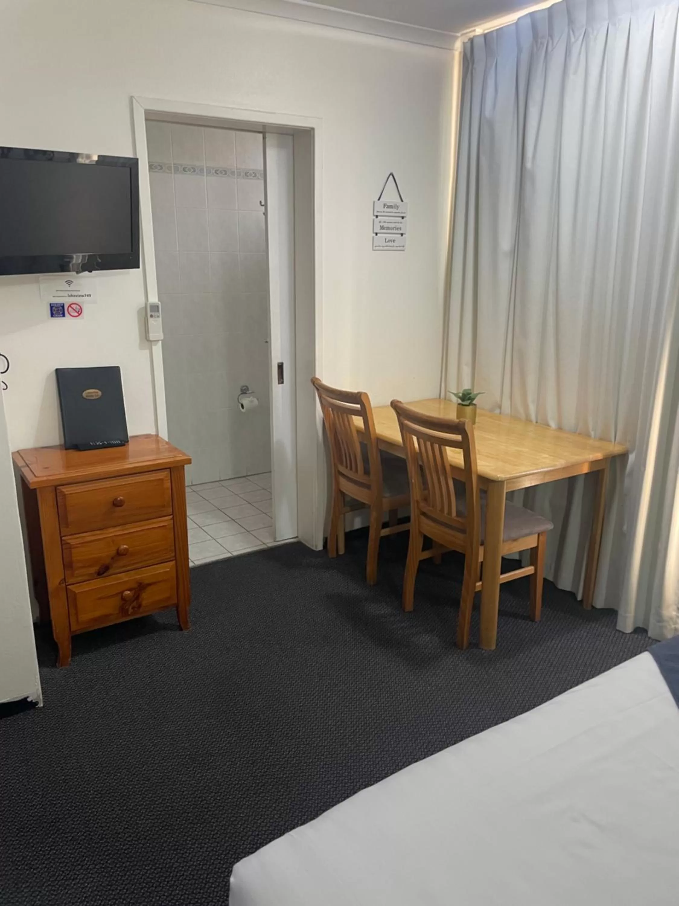 Bed in Lakeview Motor Inn