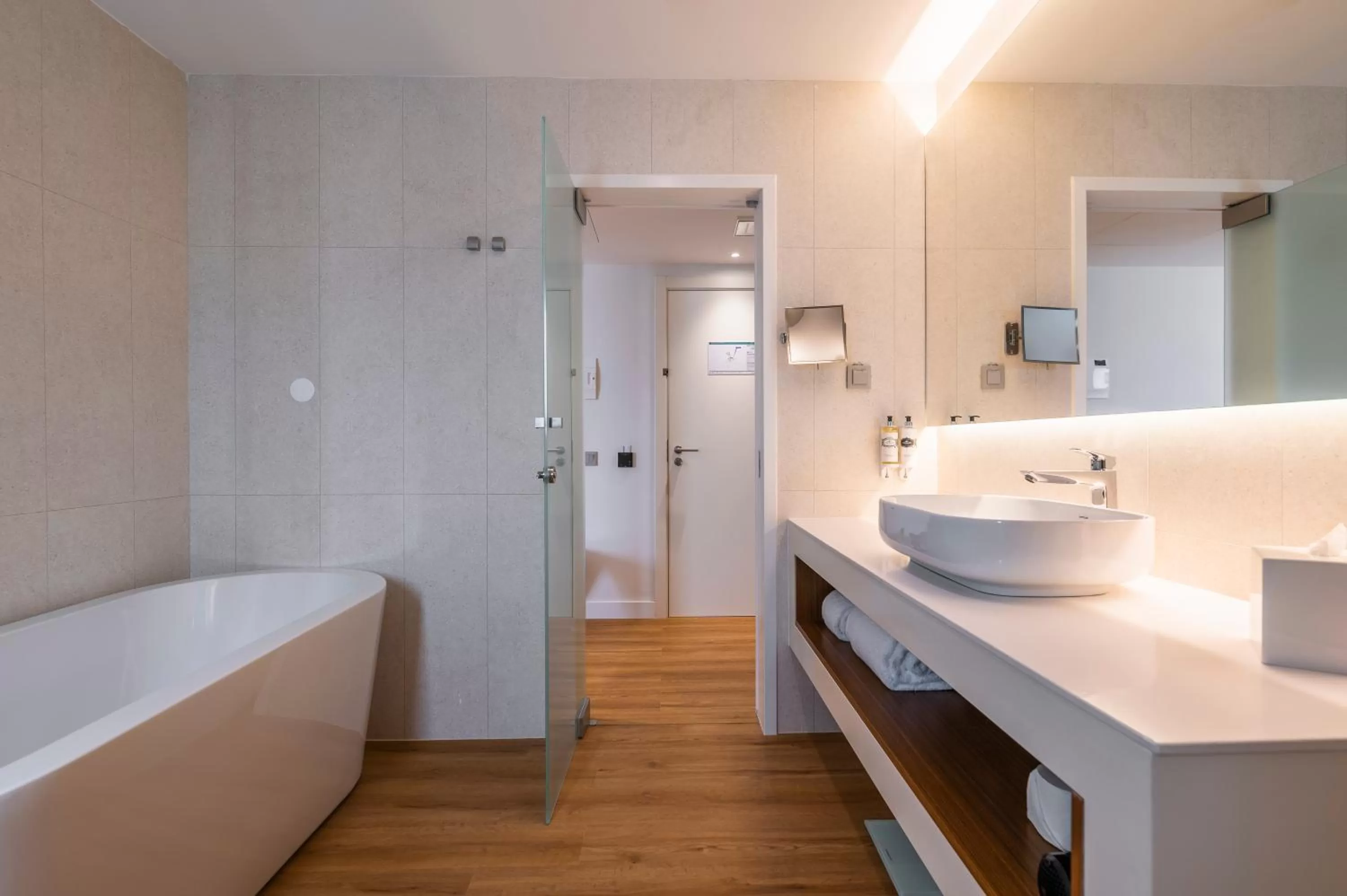 Bath, Bed in Regency Salgados Hotel & Spa