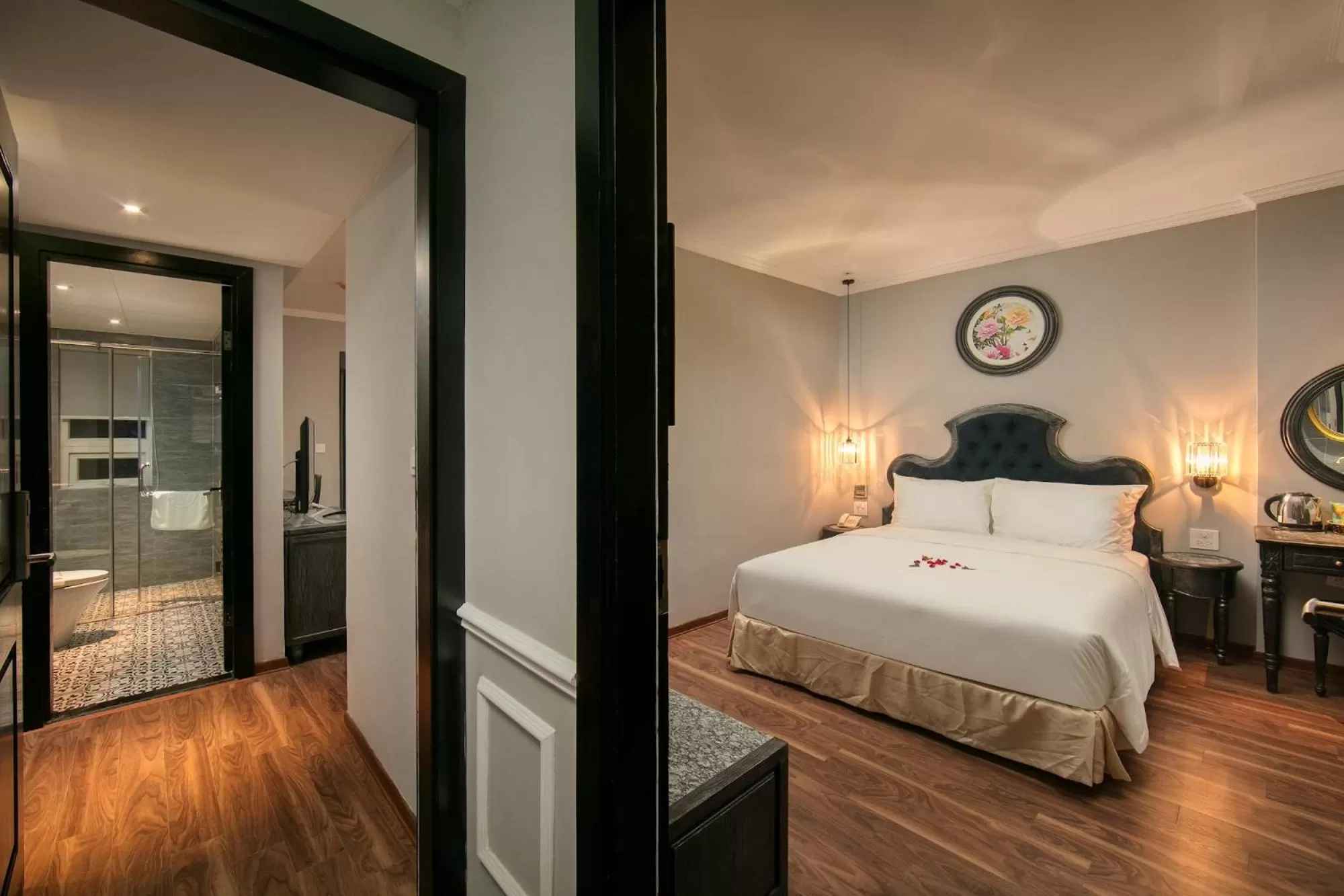 Bedroom, Bed in Shining Central Hotel & Spa