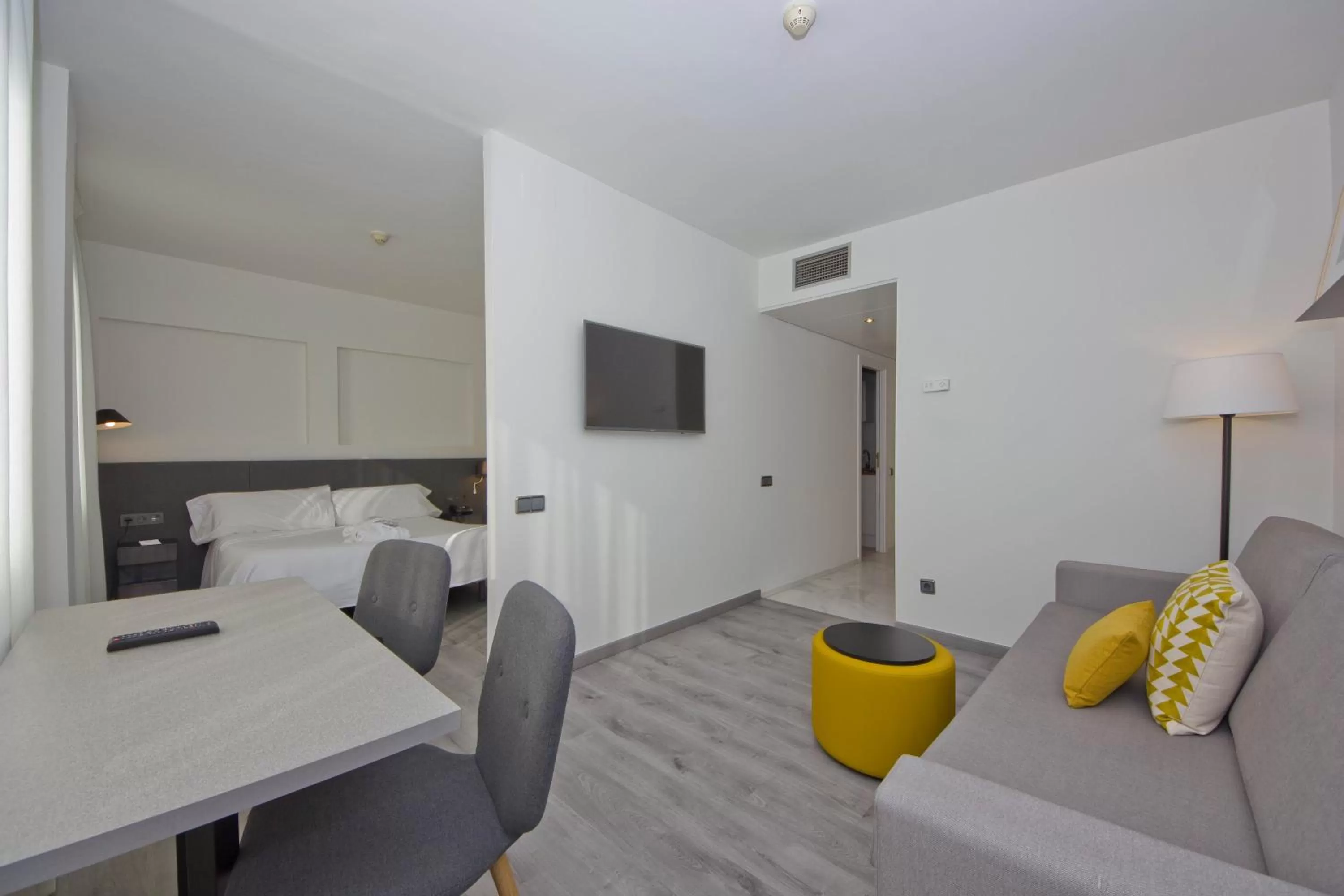 Living room, Bed in Aparthotel Atenea Valles