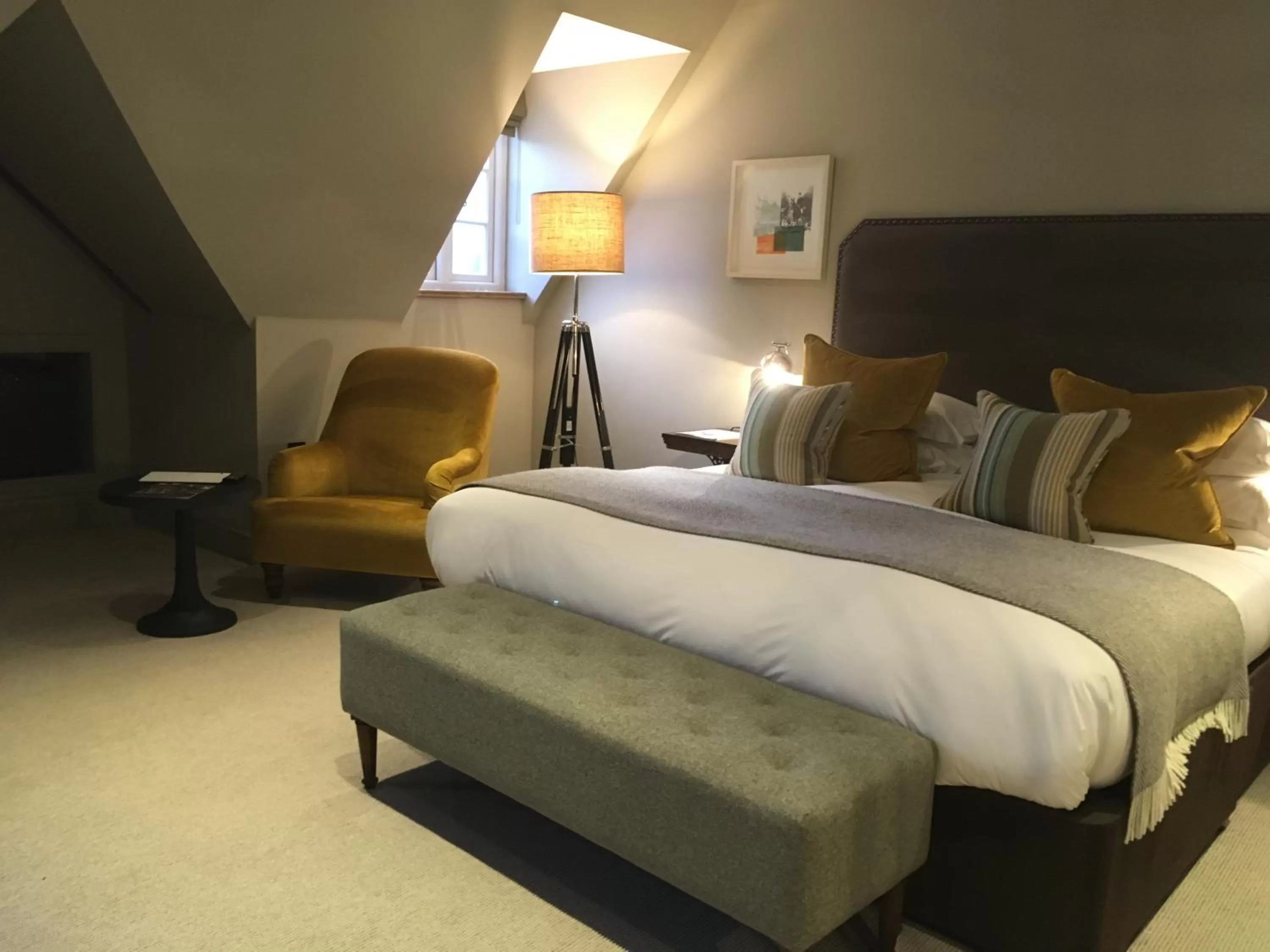 Photo of the whole room, Bed in Kings Head