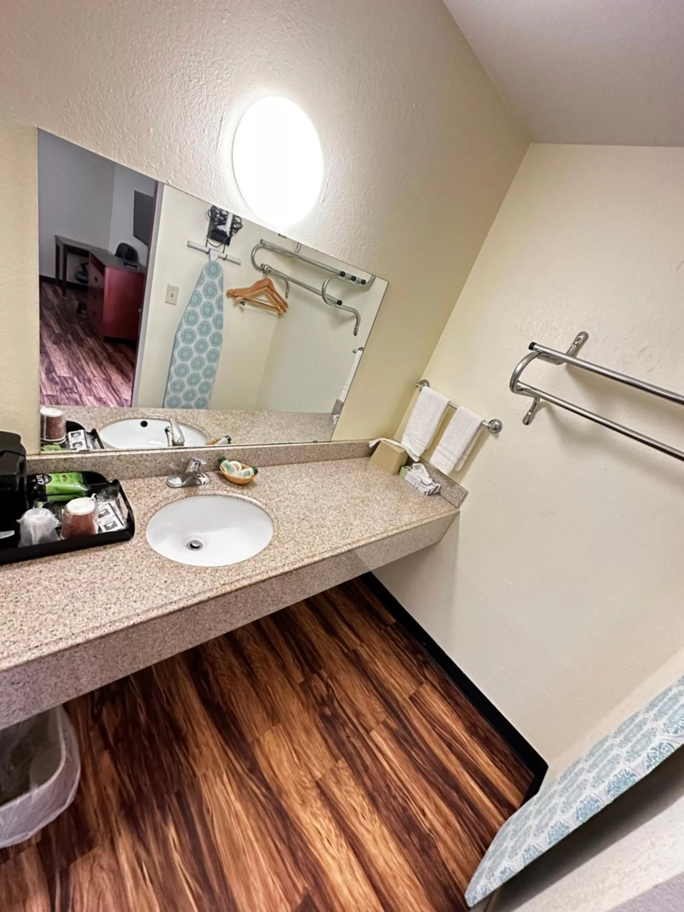 Coffee/tea facilities in Regency Inn Iola