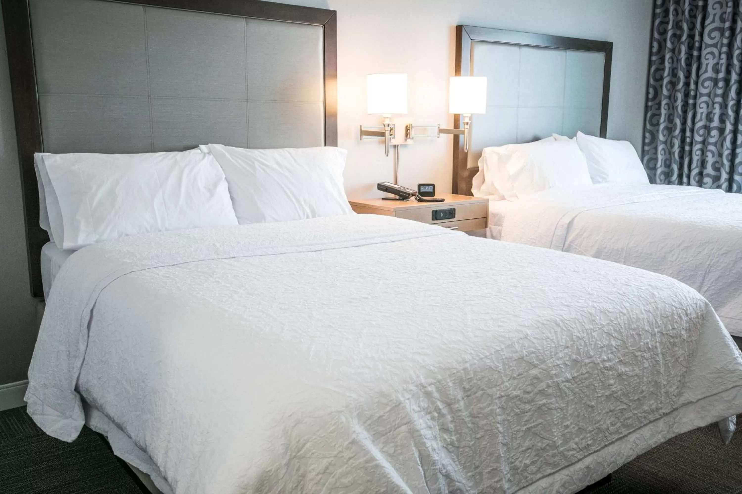 Bed in Hampton Inn & Suites Tempe/Phoenix Airport, Az