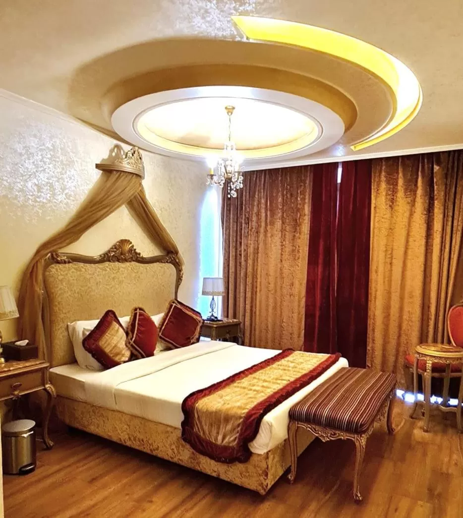 Shower, Bed in Q Hotel