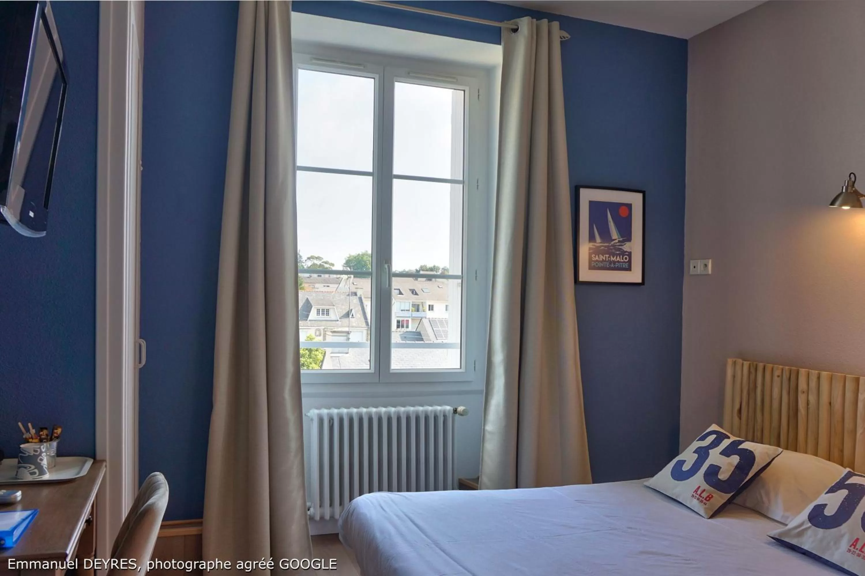 Bed in Hôtel de Bretagne - anciennement Queen Serenity Hotel