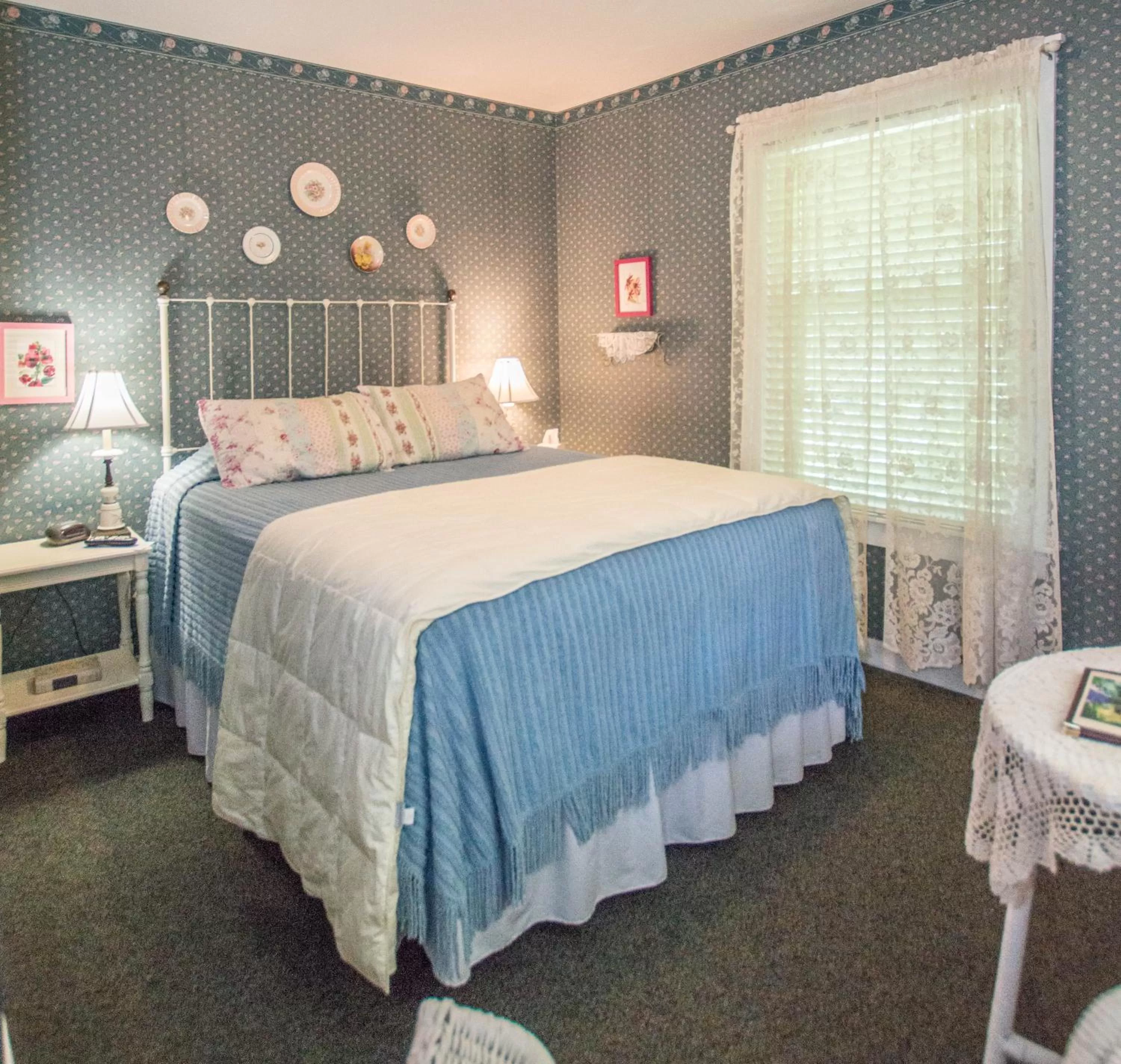 Bed in Terrace Inn and 1911 Restaurant