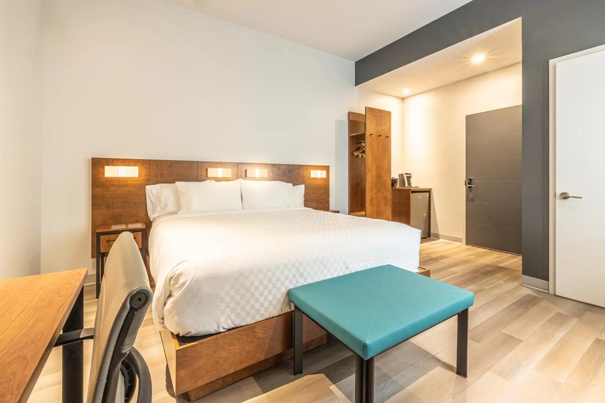 Bed in Hôtel Manoir Vieux-Québec