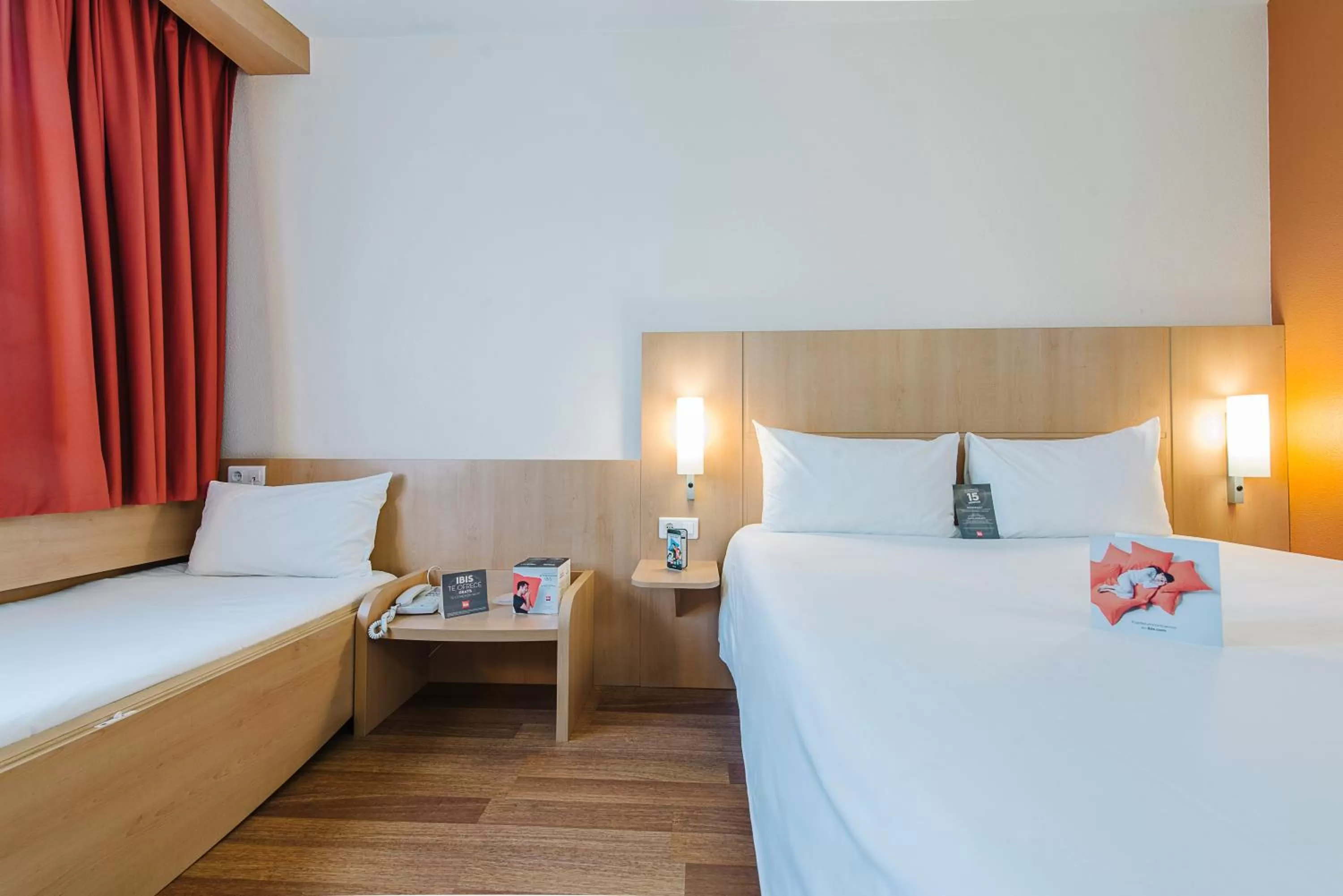 Photo of the whole room, Bed in Ibis Ripollet