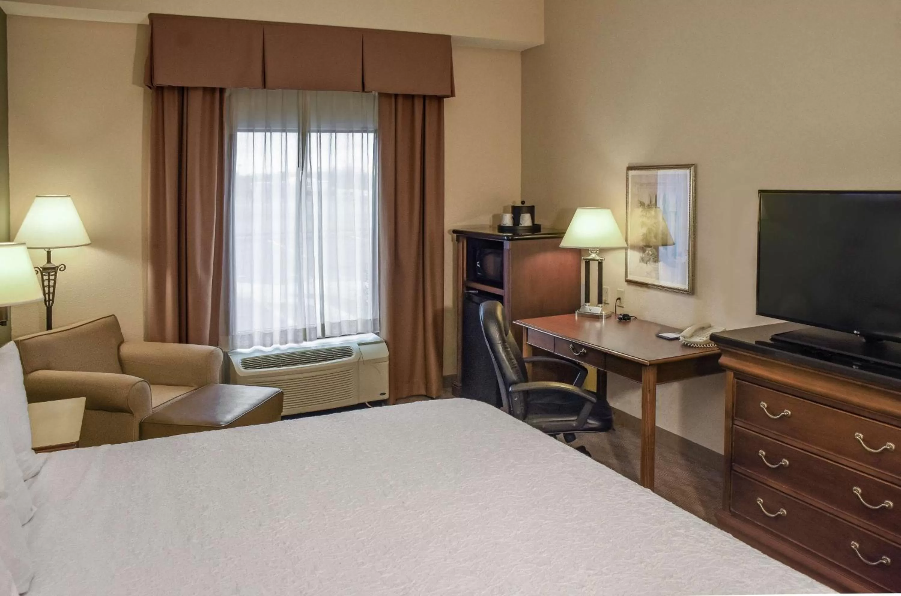 Bedroom, Bed in Hampton Inn & Suites Youngstown-Canfield