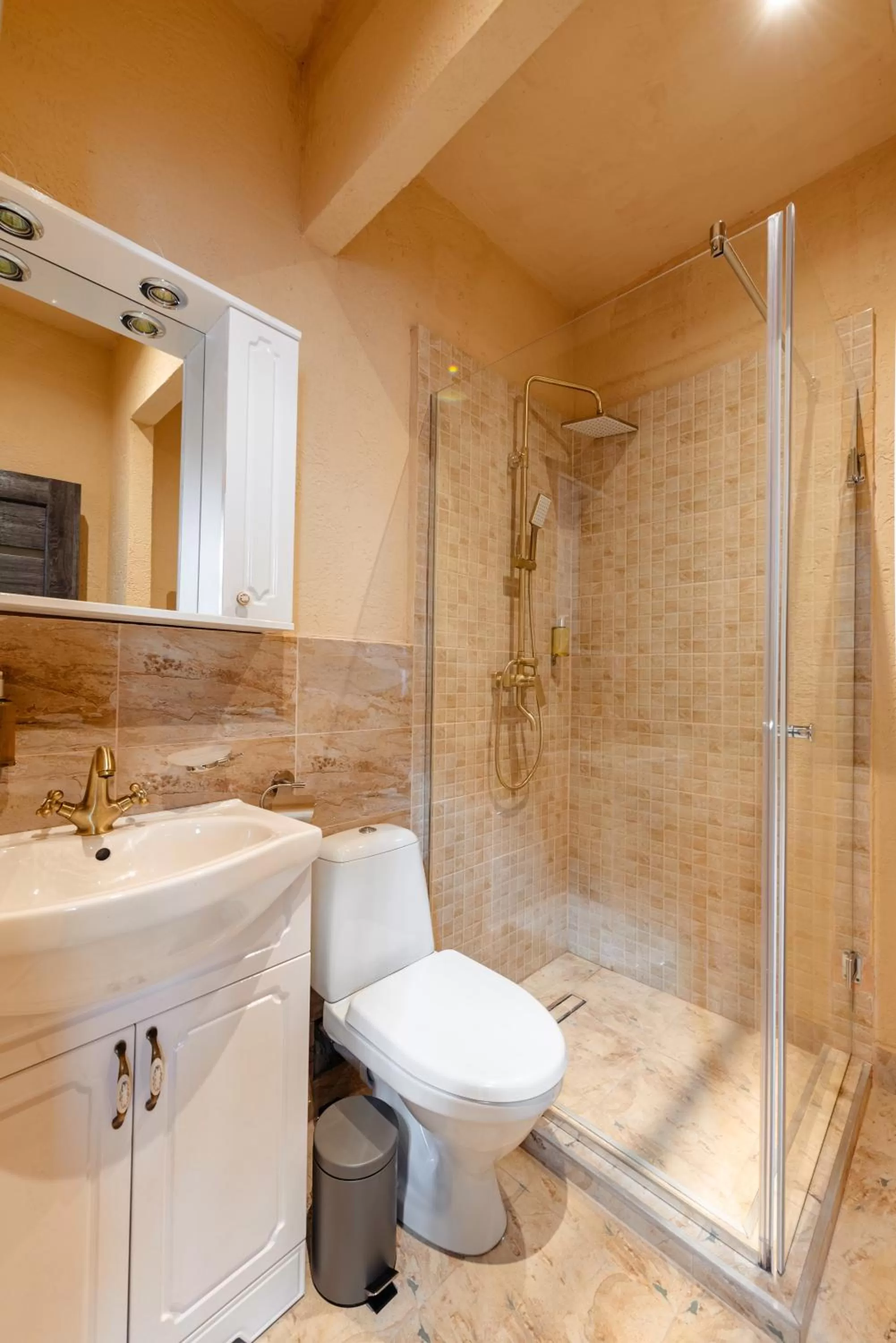 Toilet in Palace Bulevard Inn