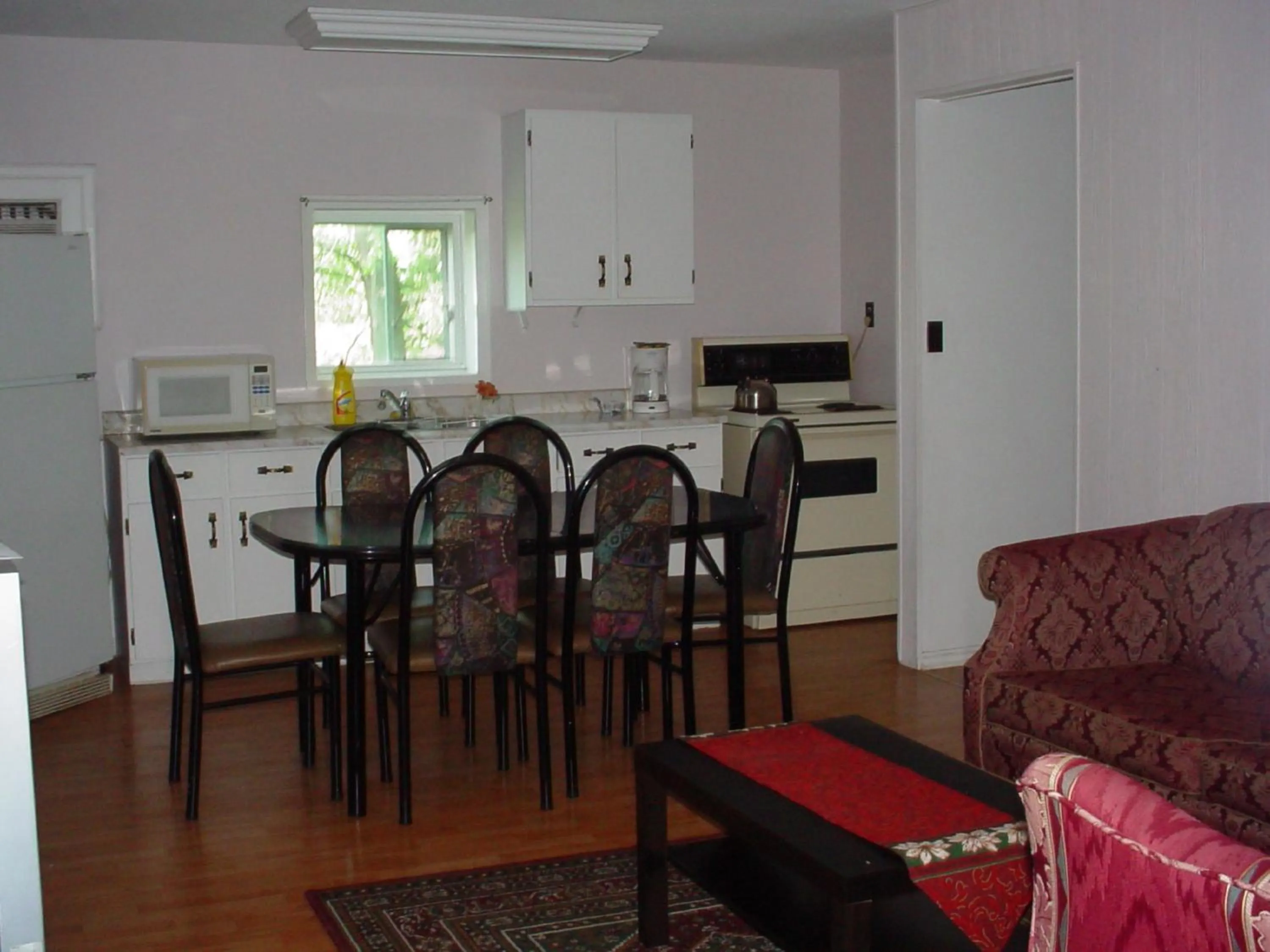 Kitchen or kitchenette in Blue Moon Motel