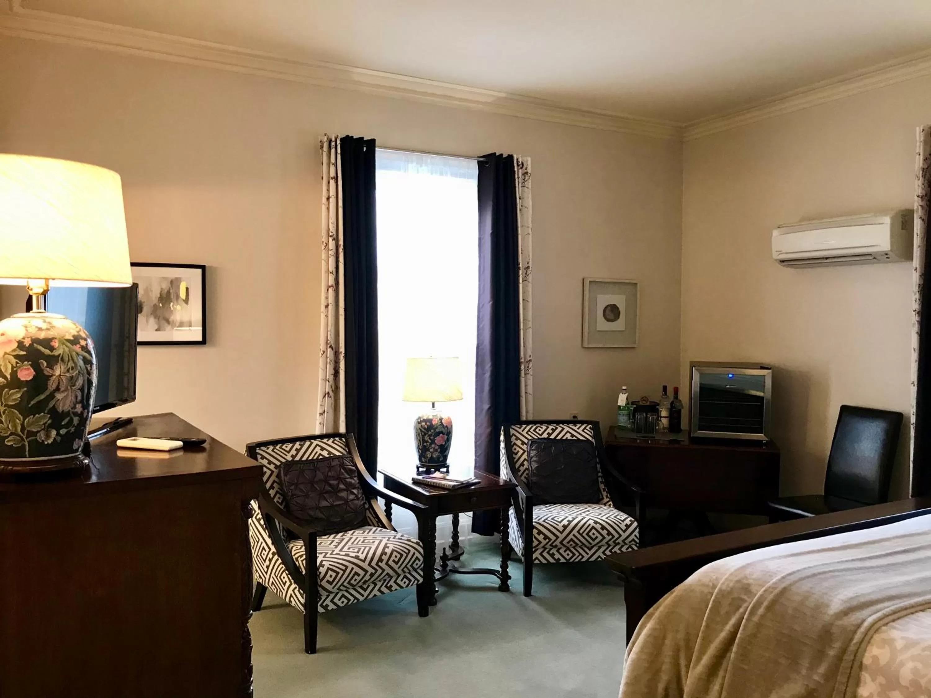 Seating area, Bed in Tattingstone Inn