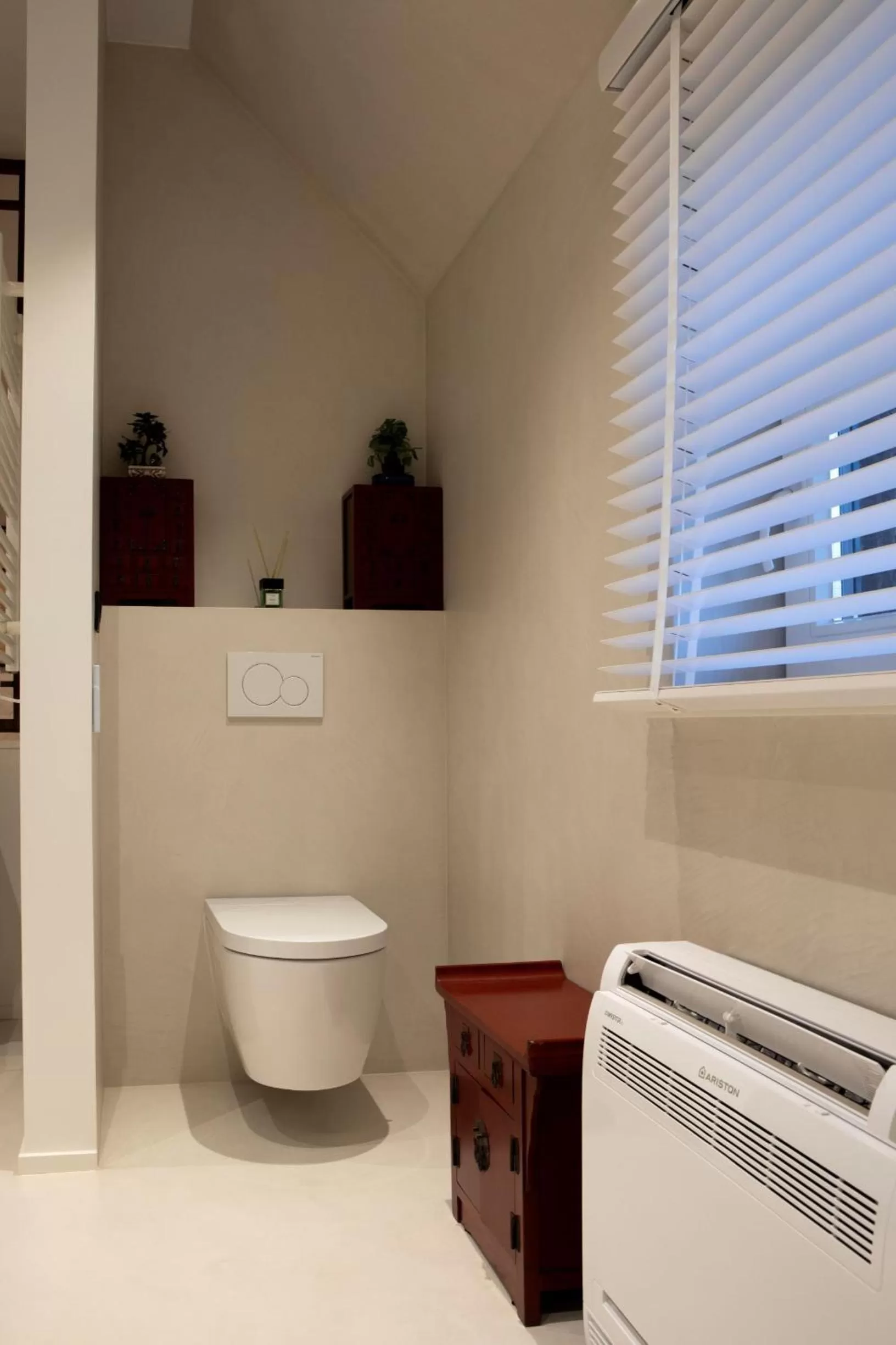 Toilet in Wabi Sabi B&B