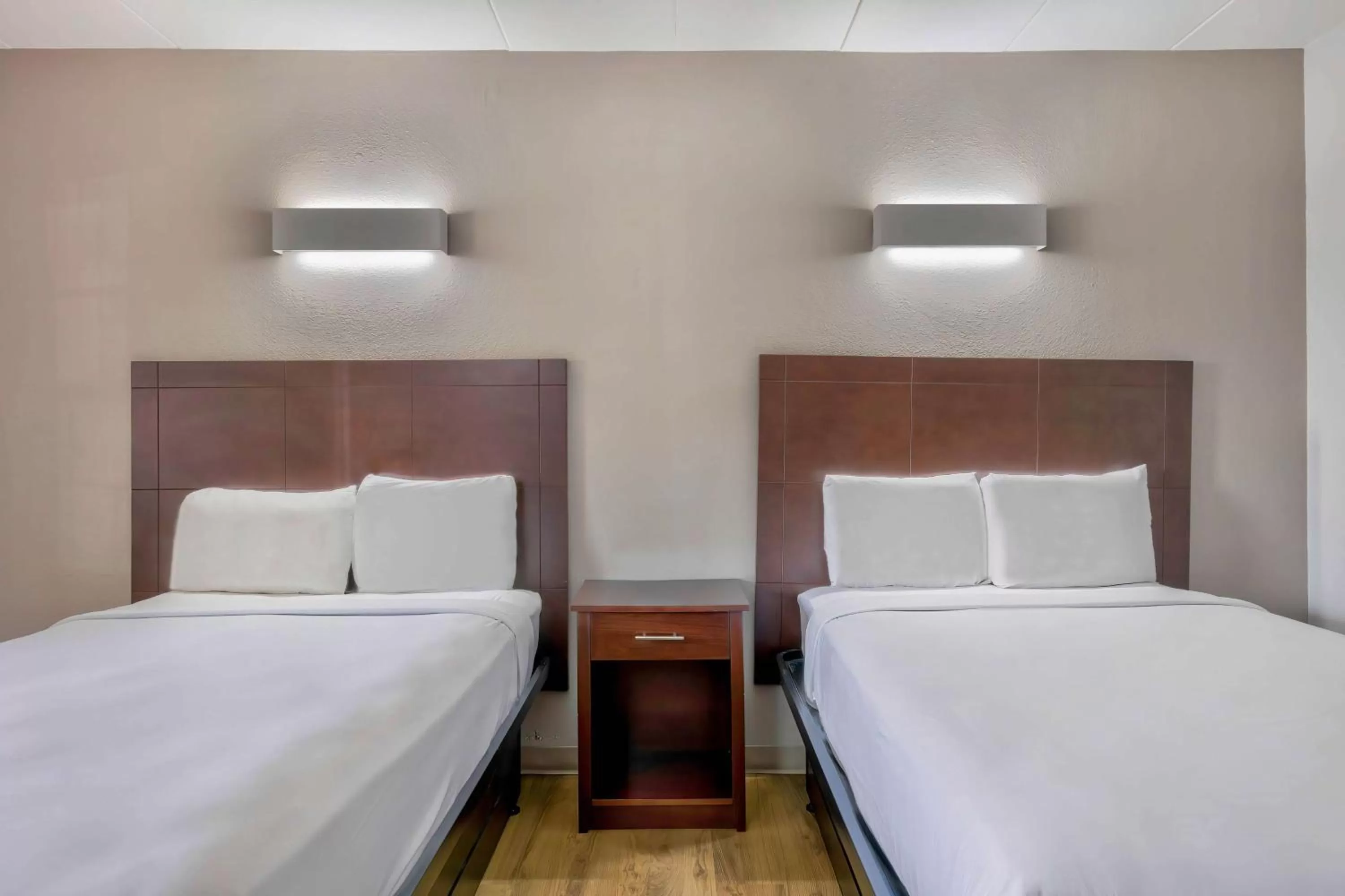 Bedroom, Bed in Motel 6-Falls Church, VA - Arlington Boulevard