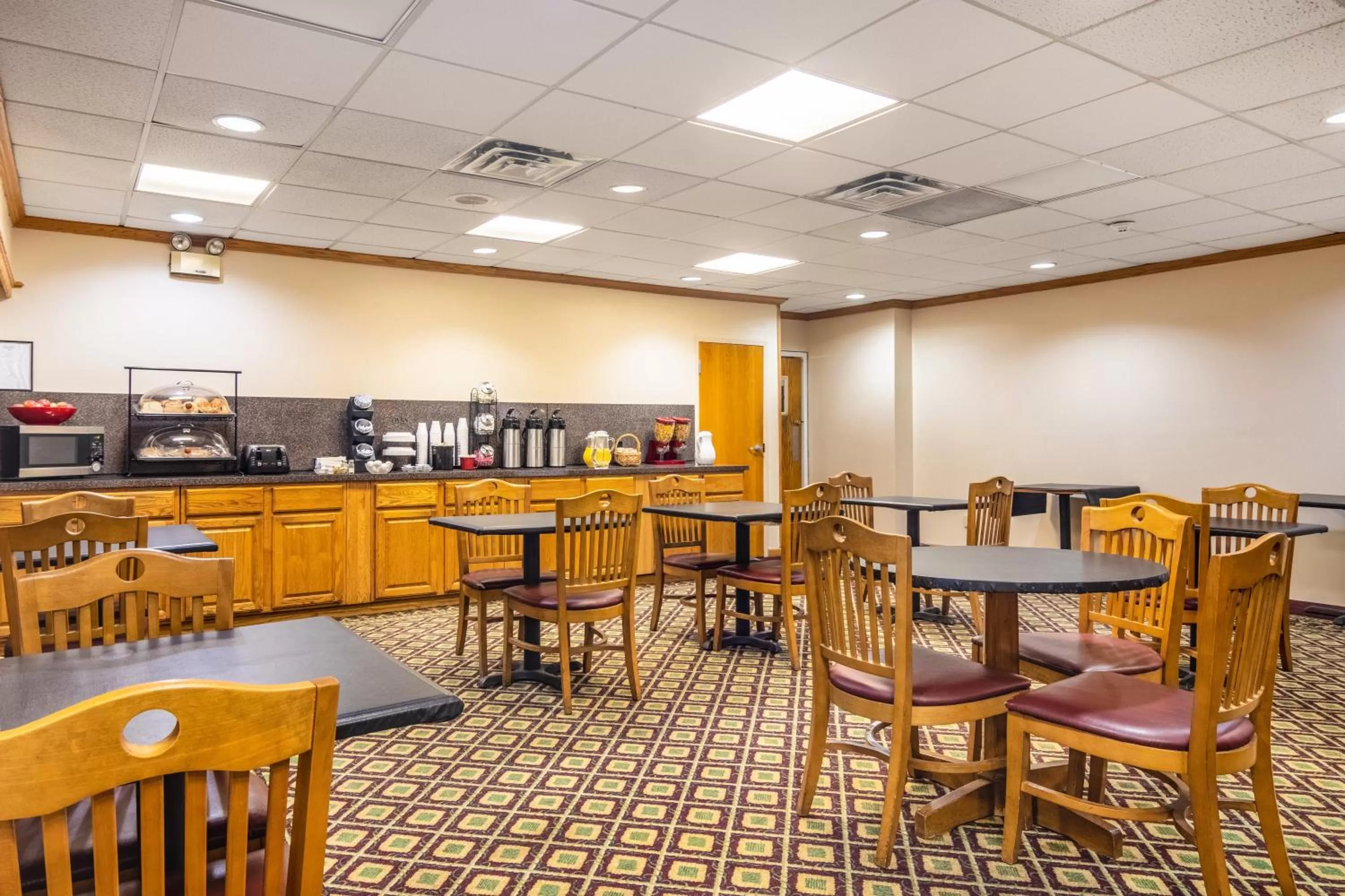 Breakfast in Red Roof Inn Ashtabula - Austinburg